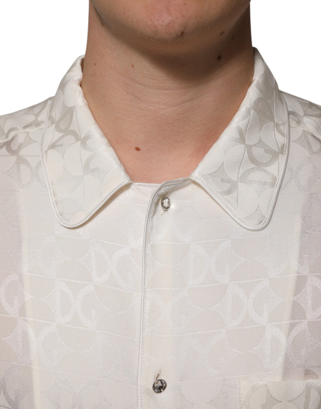 Chemise longue en soie blanche Dolce & Gabbana avec logo DG imprimé et manches longues, élégante et sophistiquée.