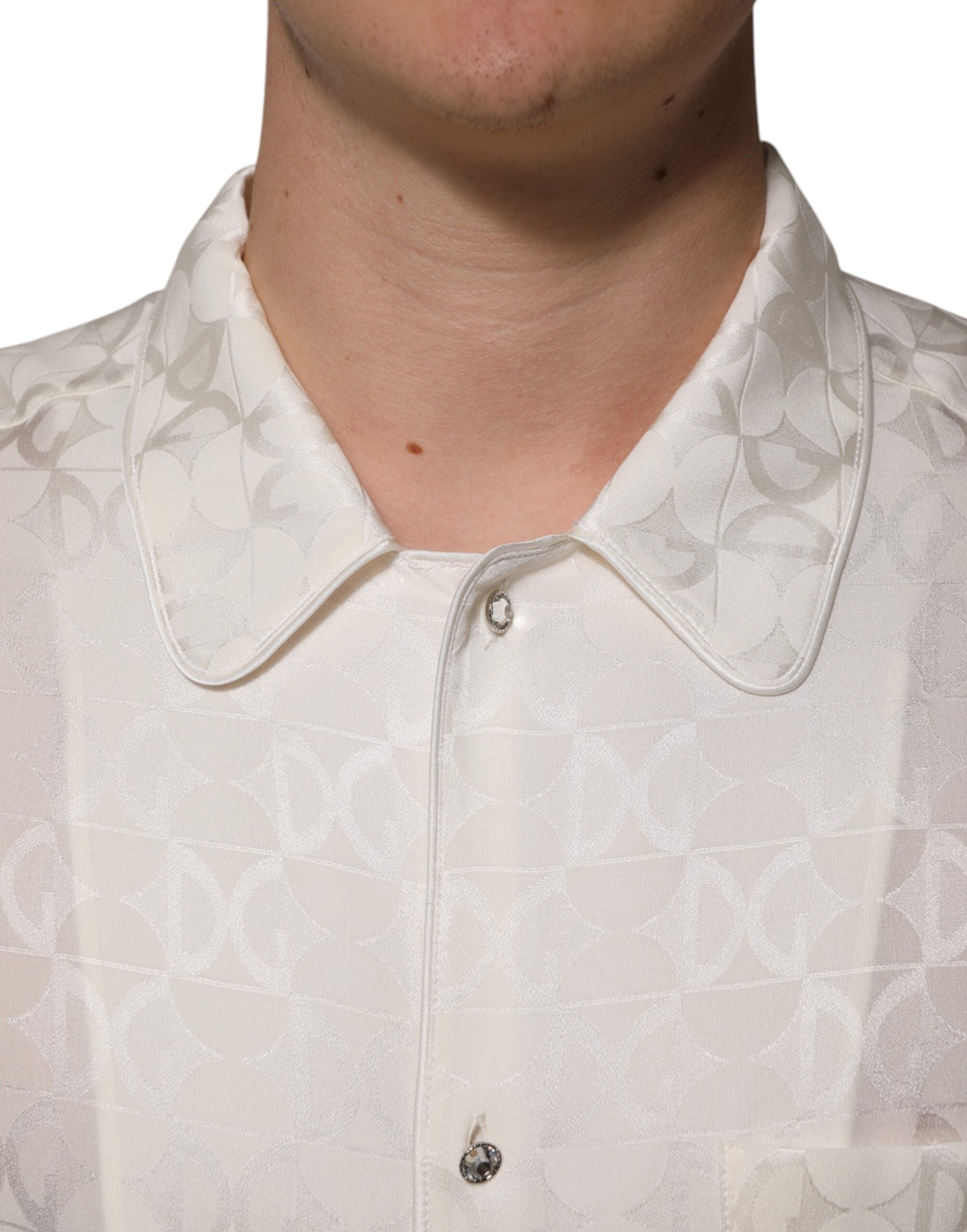 Chemise longue en soie blanche Dolce & Gabbana avec logo DG imprimé et manches longues, élégante et sophistiquée.