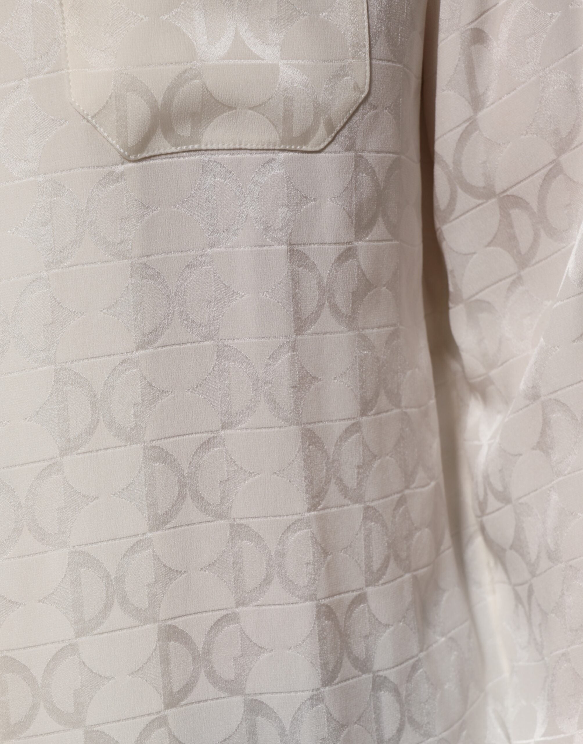 Chemise longue en soie blanche Dolce & Gabbana avec logo DG imprimé et manches longues, élégante et sophistiquée.