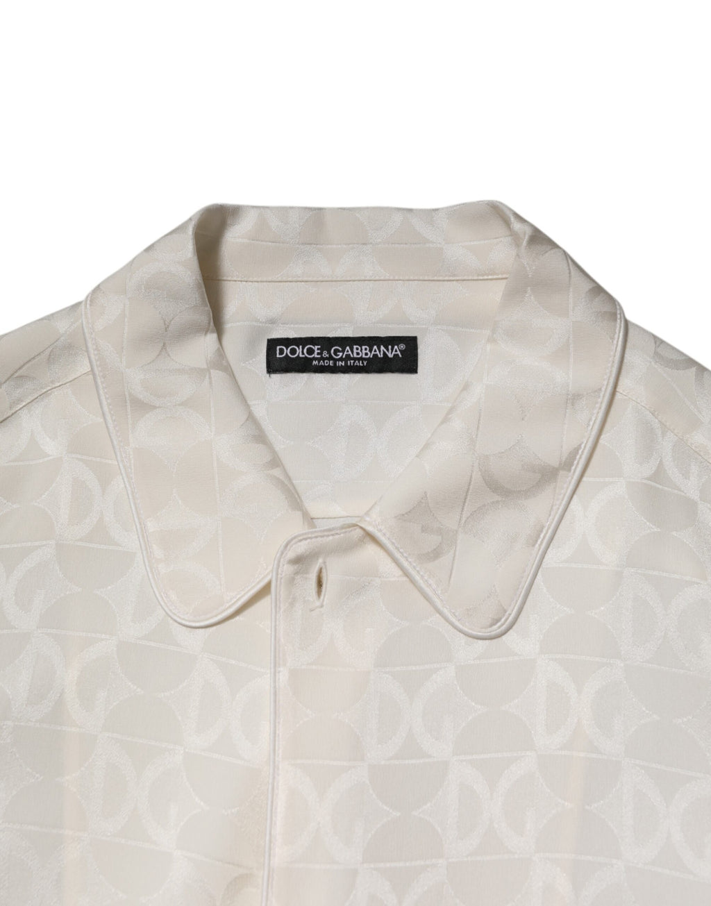 Chemise blanche en soie Dolce & Gabbana avec logo DG imprimé et manches longues, élégante et raffinée.