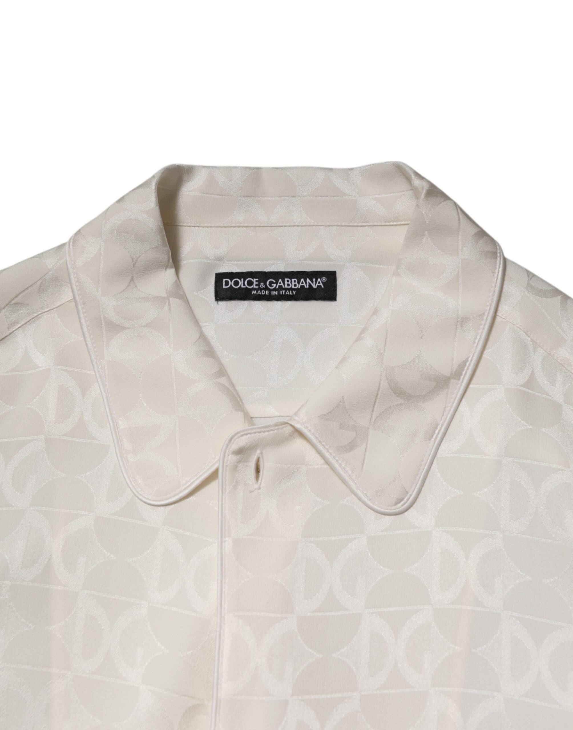 Chemise blanche en soie Dolce & Gabbana avec logo DG imprimé et manches longues, élégante et raffinée.