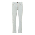Jeans Gucci en coton bleu à coupe décontractée, visible avec détails de couture et poches, style casual et moderne.