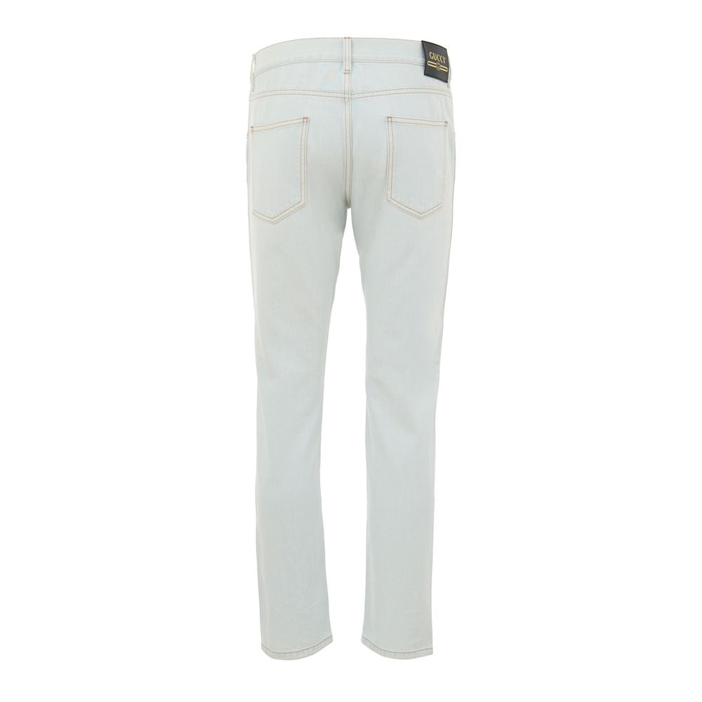 Jeans Gucci en coton bleu, coupe décontractée, détails modernes, porté sur un mannequin.