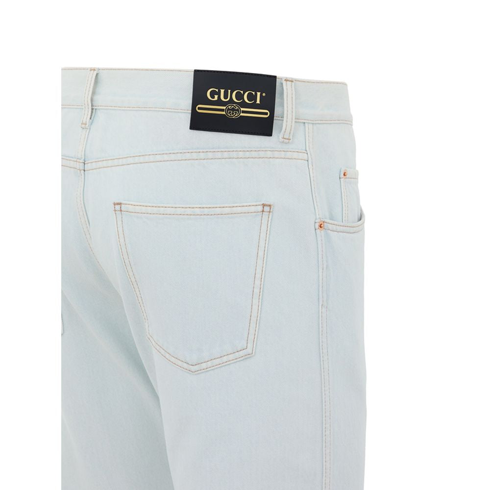 Jeans Gucci en coton bleu, coupe décontractée, visibles avec détails de couture et logo sur la poche arrière.