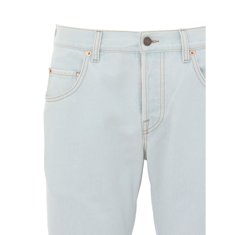 Jean Gucci en coton bleu à coupe décontractée, aspect confortable et style tendance, porté par un modèle.