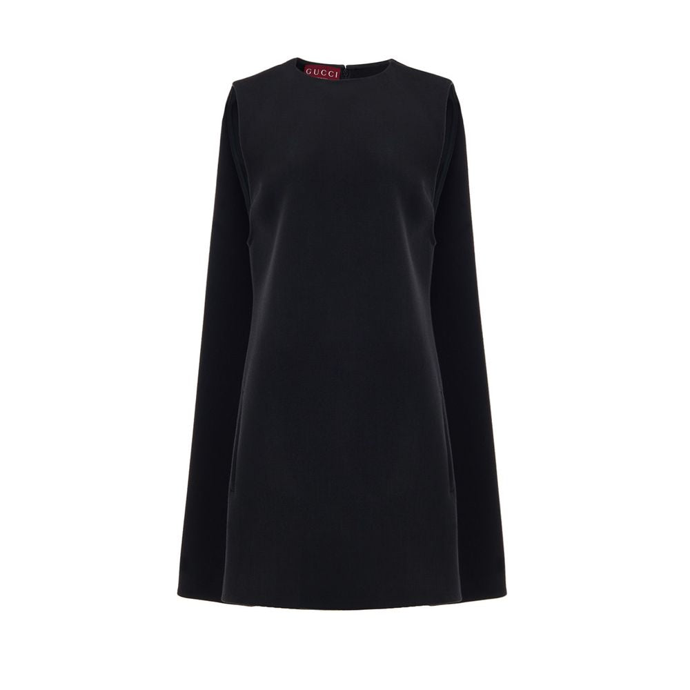Robe décontractée en laine noire Gucci, style élégant et confortable, portée avec des détails sophistiqués.