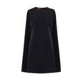 Robe décontractée en laine noire Gucci, style élégant et confortable, portée avec des détails sophistiqués.