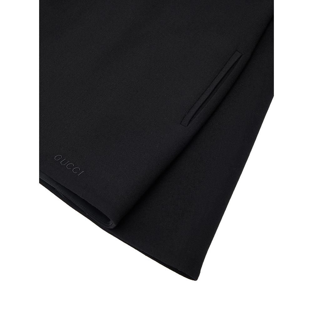 Robe décontractée en laine noire de Gucci, coupe simple et élégante, portée avec des détails subtils.