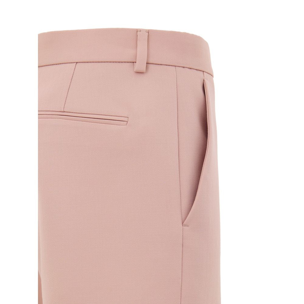 Shorts en laine rose Gucci, style décontracté avec coupe élégante, visibles avec détails de couture et logo Gucci.