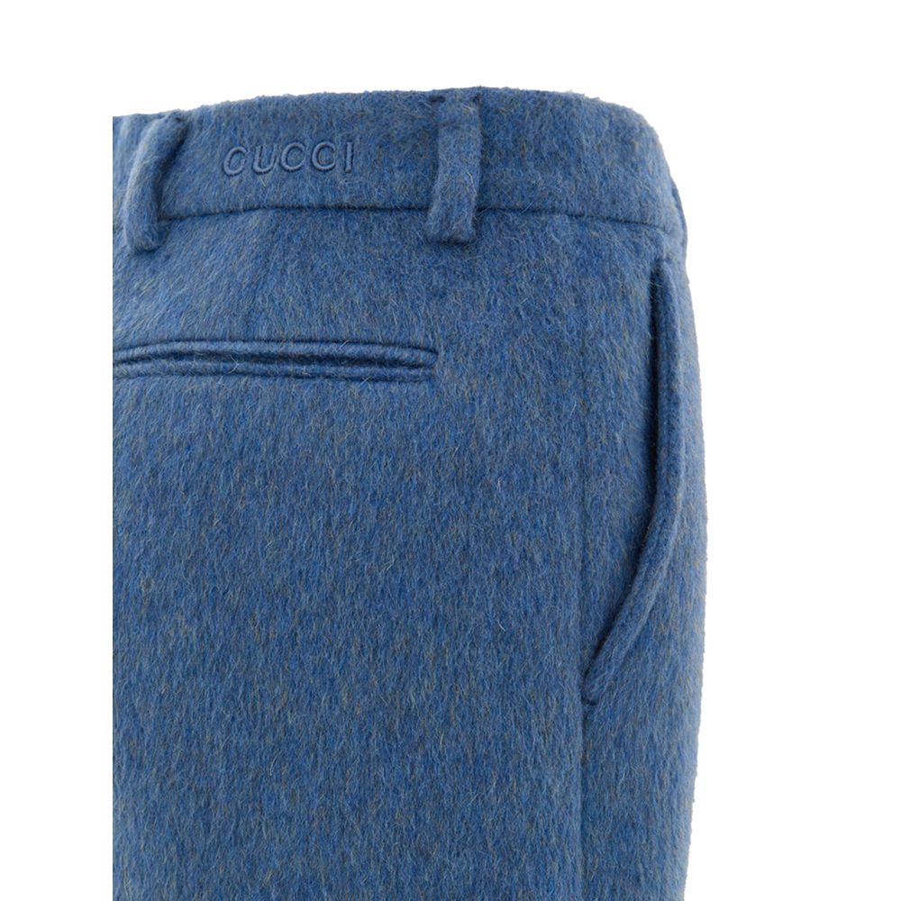 Shorts en laine bleue de Gucci, style décontracté avec logo Gucci visible, portée sur un mannequin.