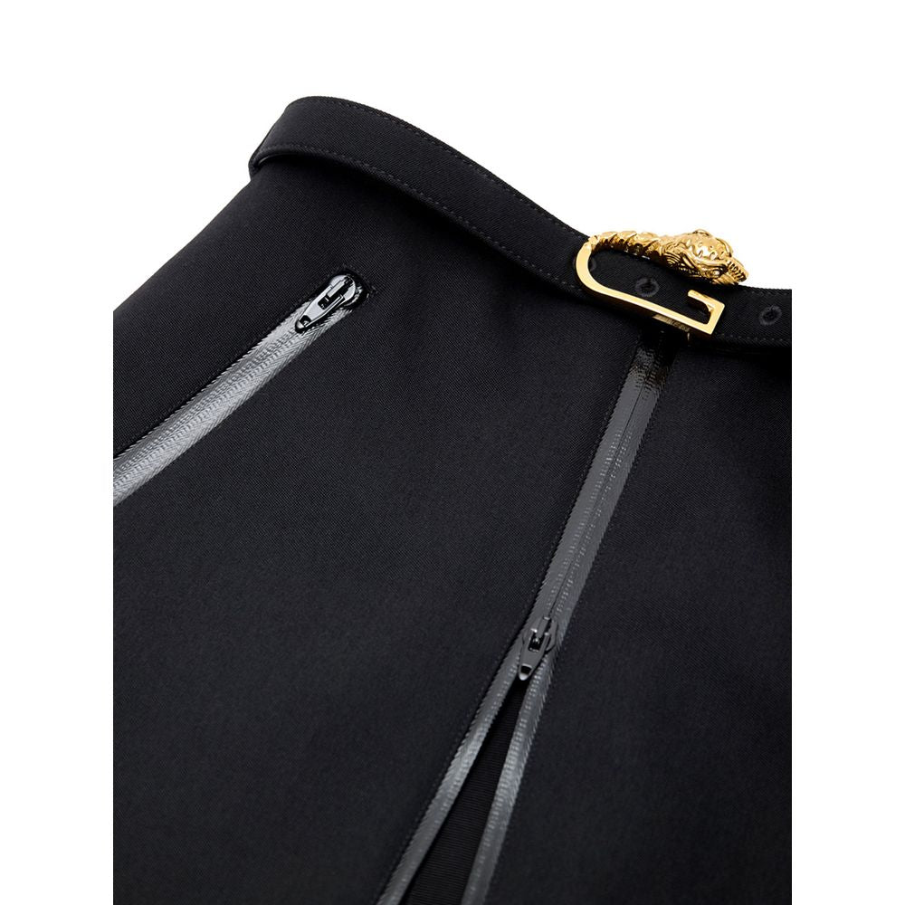 Jupe midi en laine noire de Gucci, élégante et structurée, portée avec un style sophistiqué et moderne.