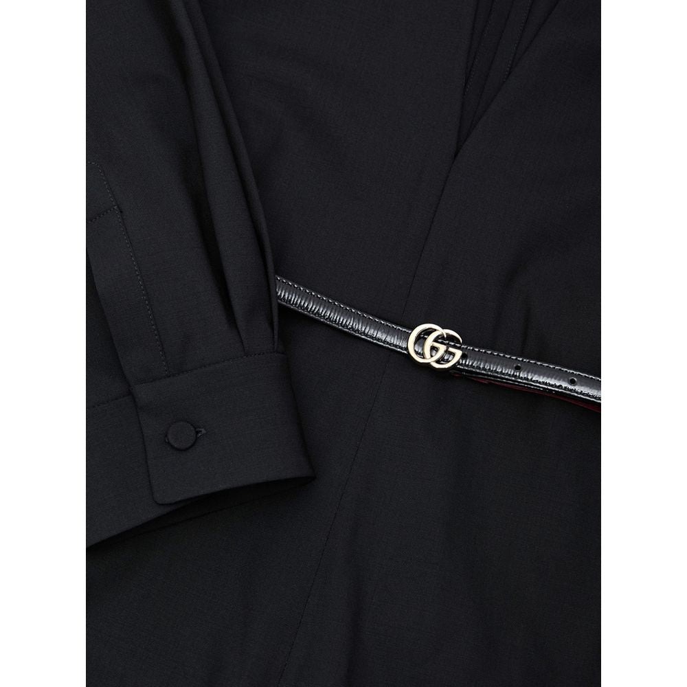 Combinaison en laine noire Gucci, élégante, avec détails sophistiqués, portée par un mannequin.