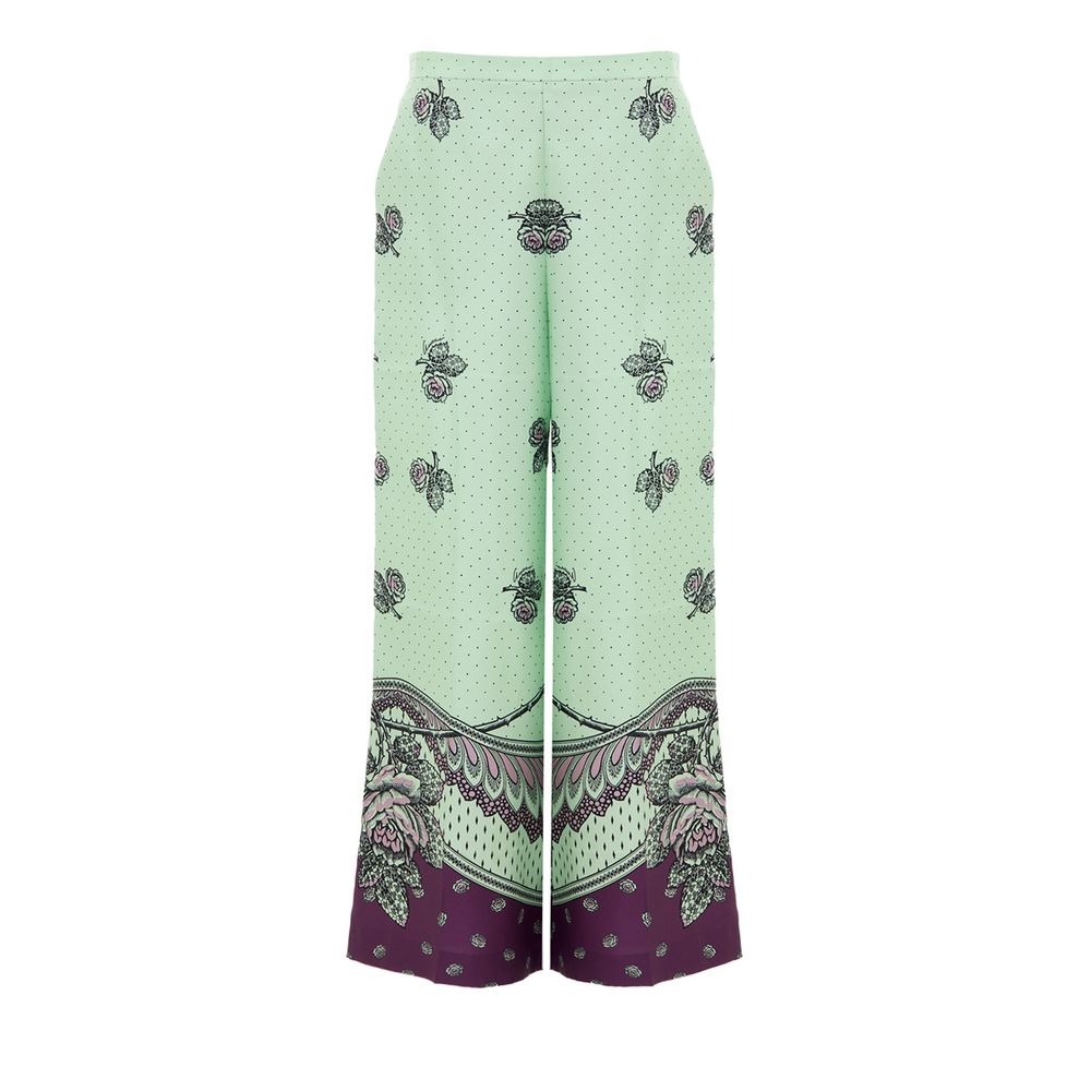 Pantalons décontractés en soie verte de Gucci, coupe confortable et élégante, visibles en détail sur l'image.