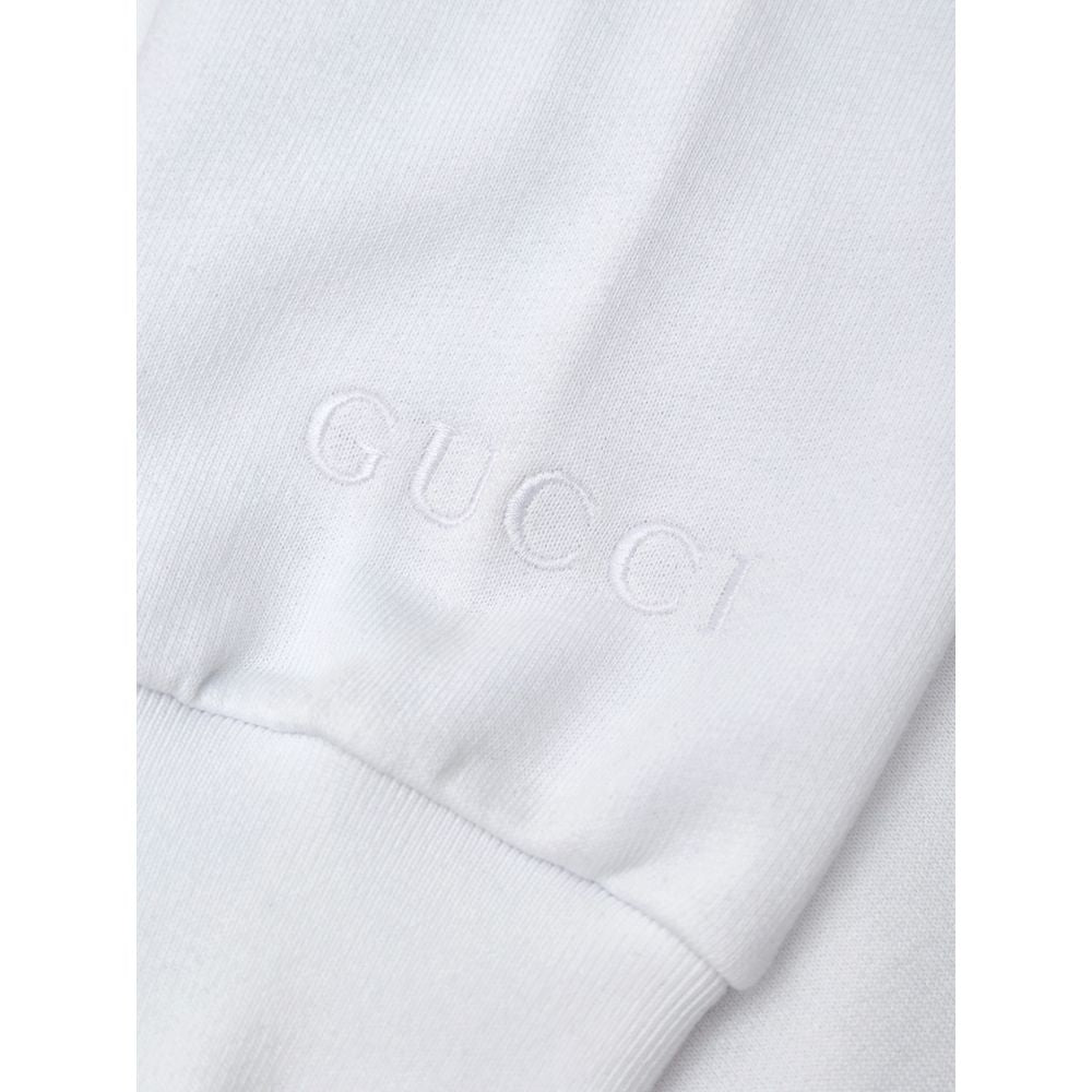 Sweat-shirt blanc en coton de Gucci, style décontracté avec logo Gucci visible sur la poitrine, porté sur un mannequin.