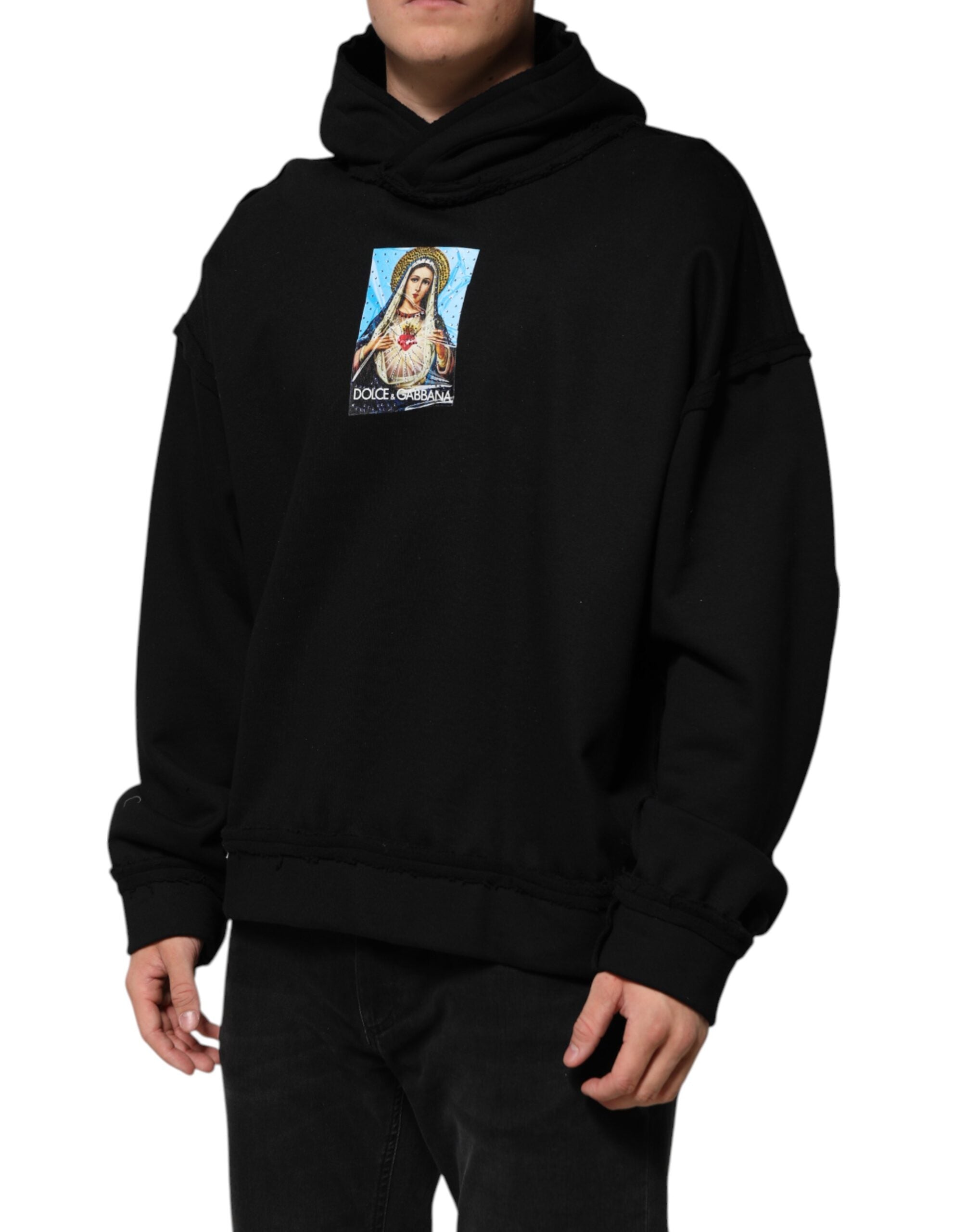 Sweat à capuche noir imprimé Dolce & Gabbana avec broderies en cristaux et détails élégants, porté sur mannequin.