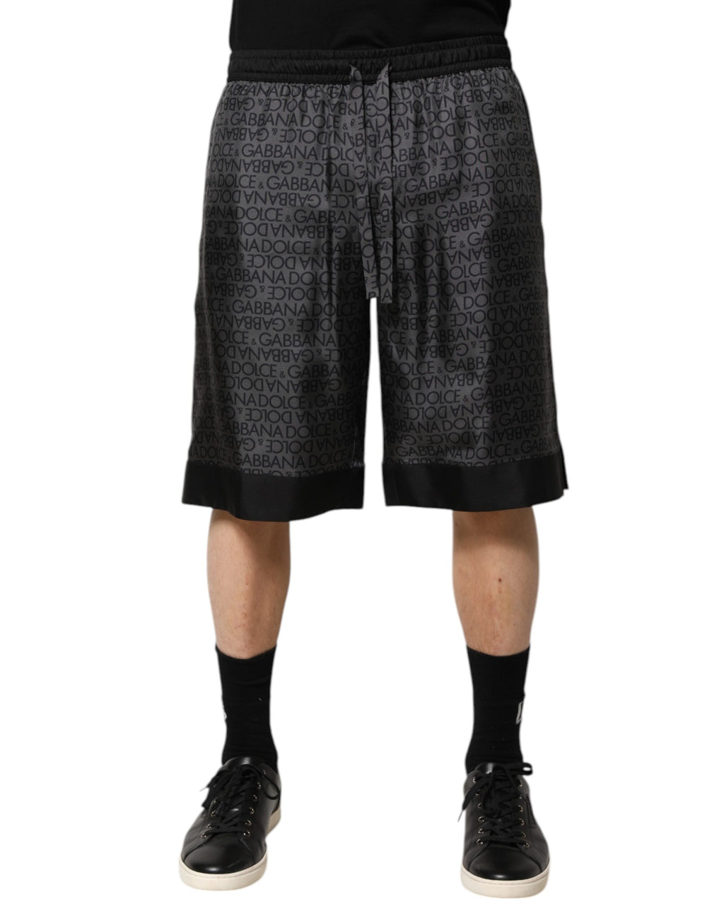 Shorts bermuda en soie gris et noir Dolce & Gabbana avec logo DG pour homme, style élégant et confortable.