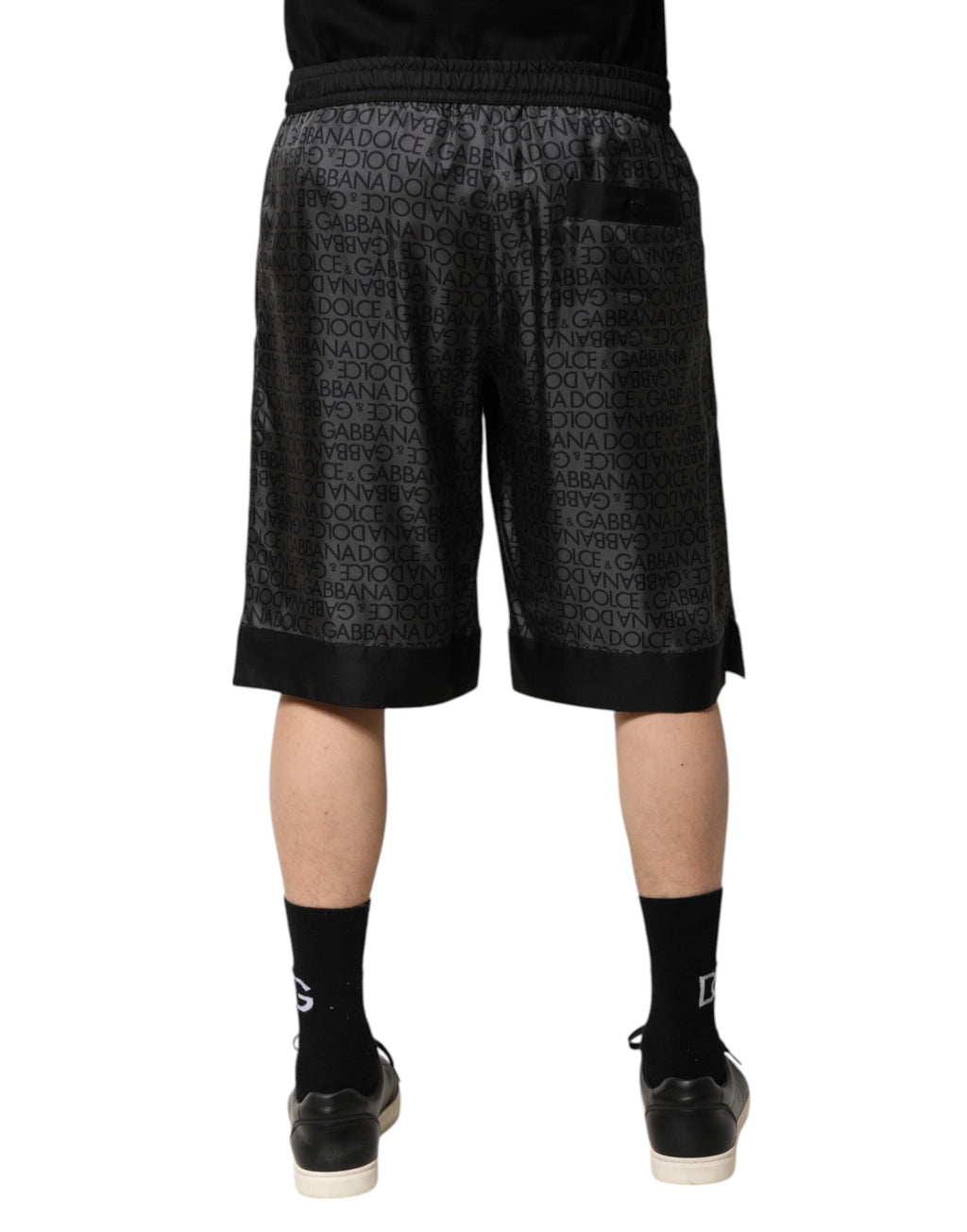 Shorts bermuda en soie gris et noir Dolce & Gabbana avec logo DG pour homme, style élégant et décontracté.