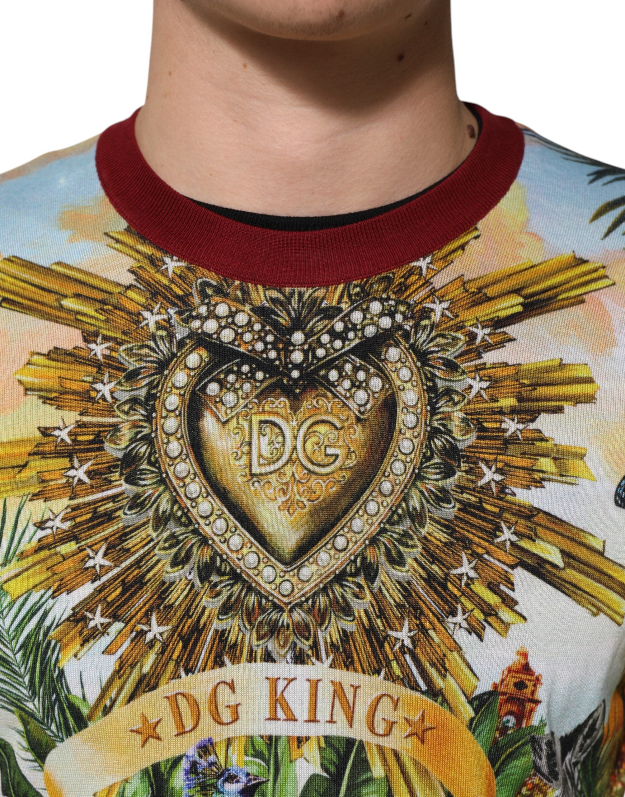 Pull en soie Dolce & Gabbana Tropical Heart Crown, motif floral tropical et cœur, doux et élégant, porté en mode décontractée.