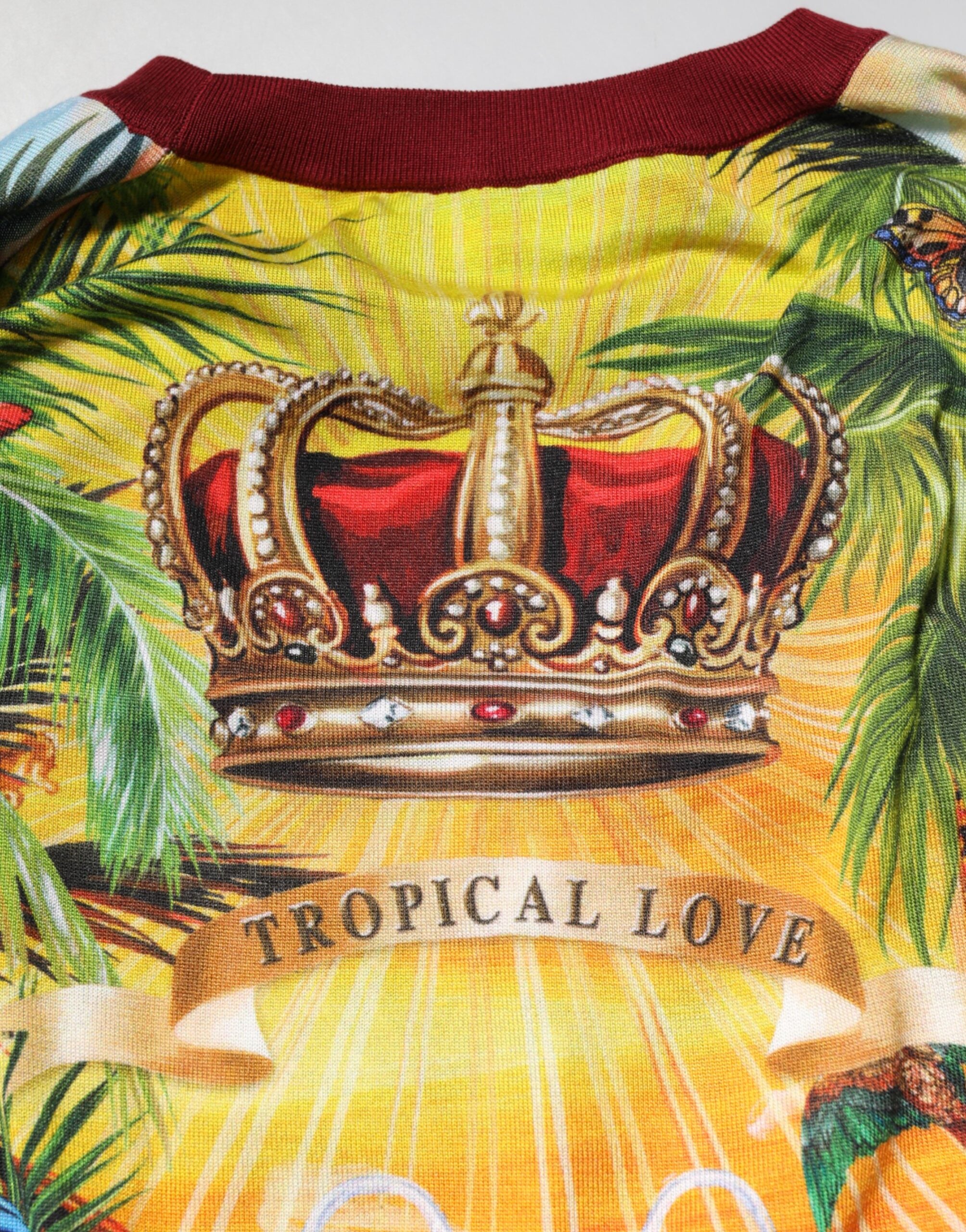 Pull-over en soie Dolce & Gabbana Tropical Heart Crown, motif coeur tropical et couronne, tissu élégant et luxueux.