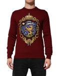 Pull Dolce & Gabbana en cachemire bordeaux avec un lion et un écusson, doux et élégant, porté sur un mannequin.