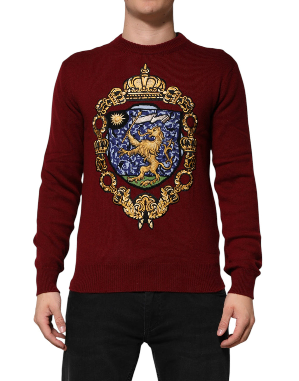 Pull en cachemire bourgogne Dolce & Gabbana avec emblème de lion, vue de face, détails du pull en gros plan.