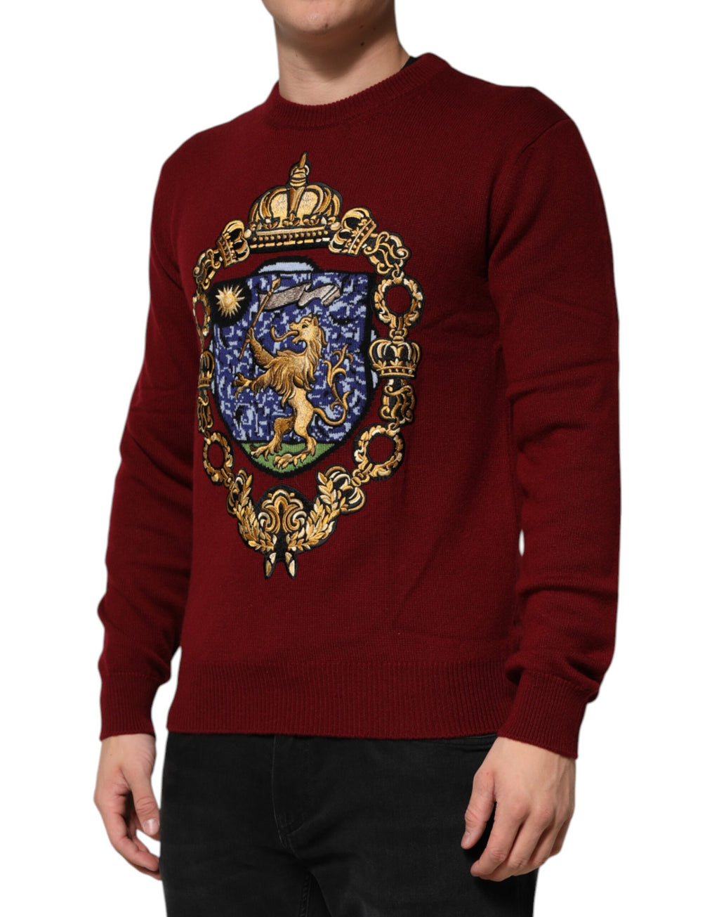 Pull Dolce & Gabbana en cachemire bordeaux avec motif lion et écusson, douceur et élégance pour un style sophistiqué.