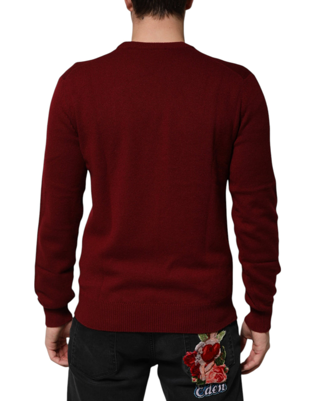 Pull Dolce & Gabbana en cachemire bordeaux avec motif lion et emblème, douceur et style élégant pour homme.