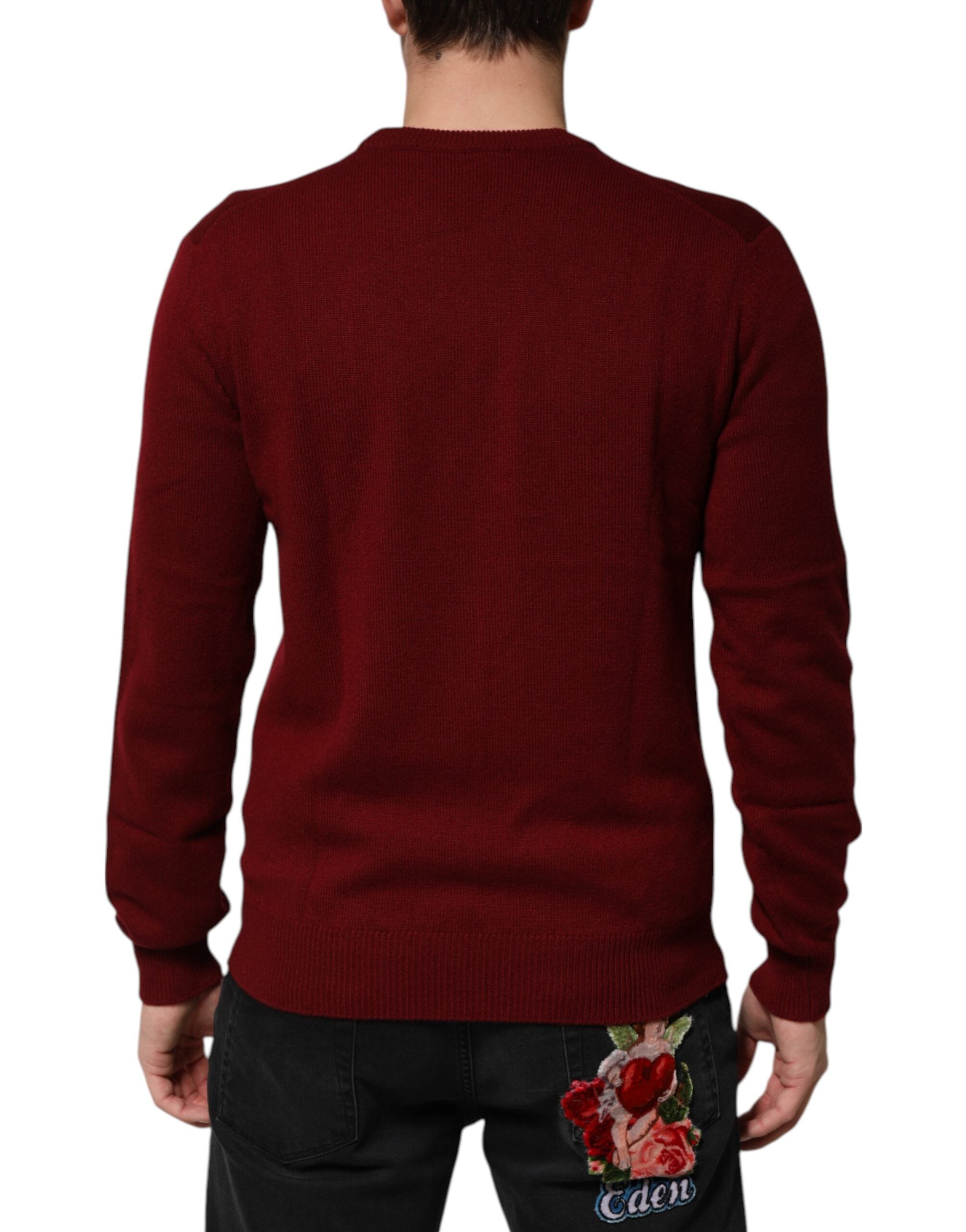 Pull Dolce & Gabbana en cachemire bordeaux avec motif lion et emblème, douceur et style élégant pour homme.