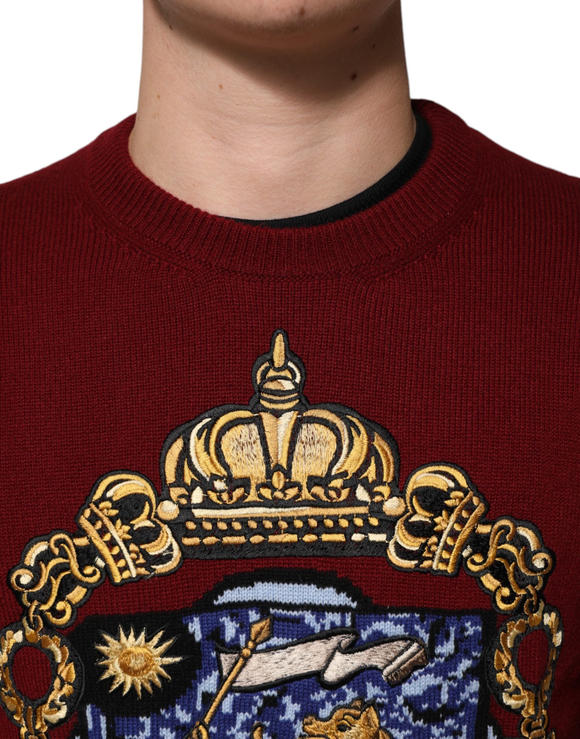 Pull Dolce & Gabbana en cachemire bordeaux avec logo lion, col rond et manches longues, vue de face.