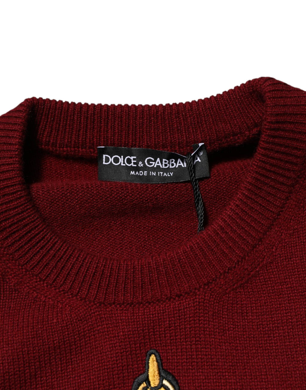 Pull en cachemire bordeaux Dolce & Gabbana avec motif lion et écusson, douceur et élégance pour un style sophistiqué.