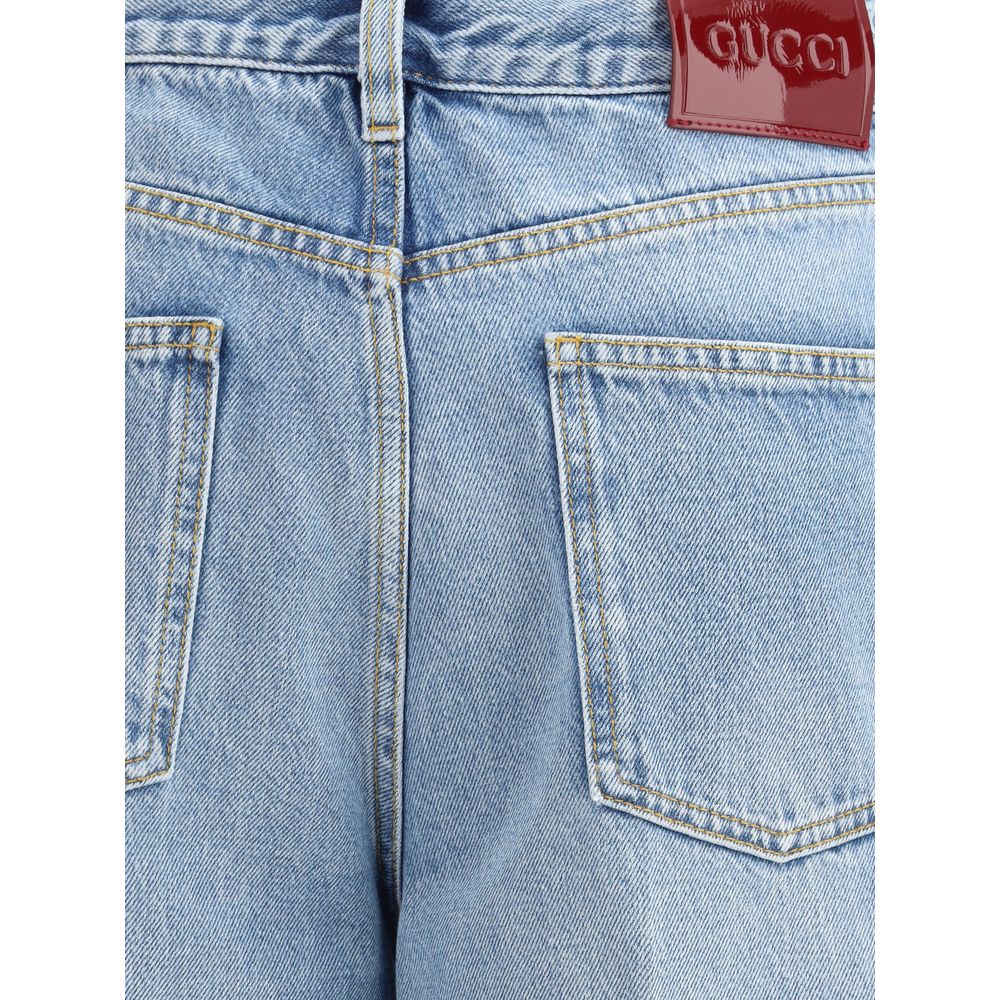 Jeans en denim coton bleu clair de Gucci, coupe classique, visible avec détails de couture et étiquette de marque.