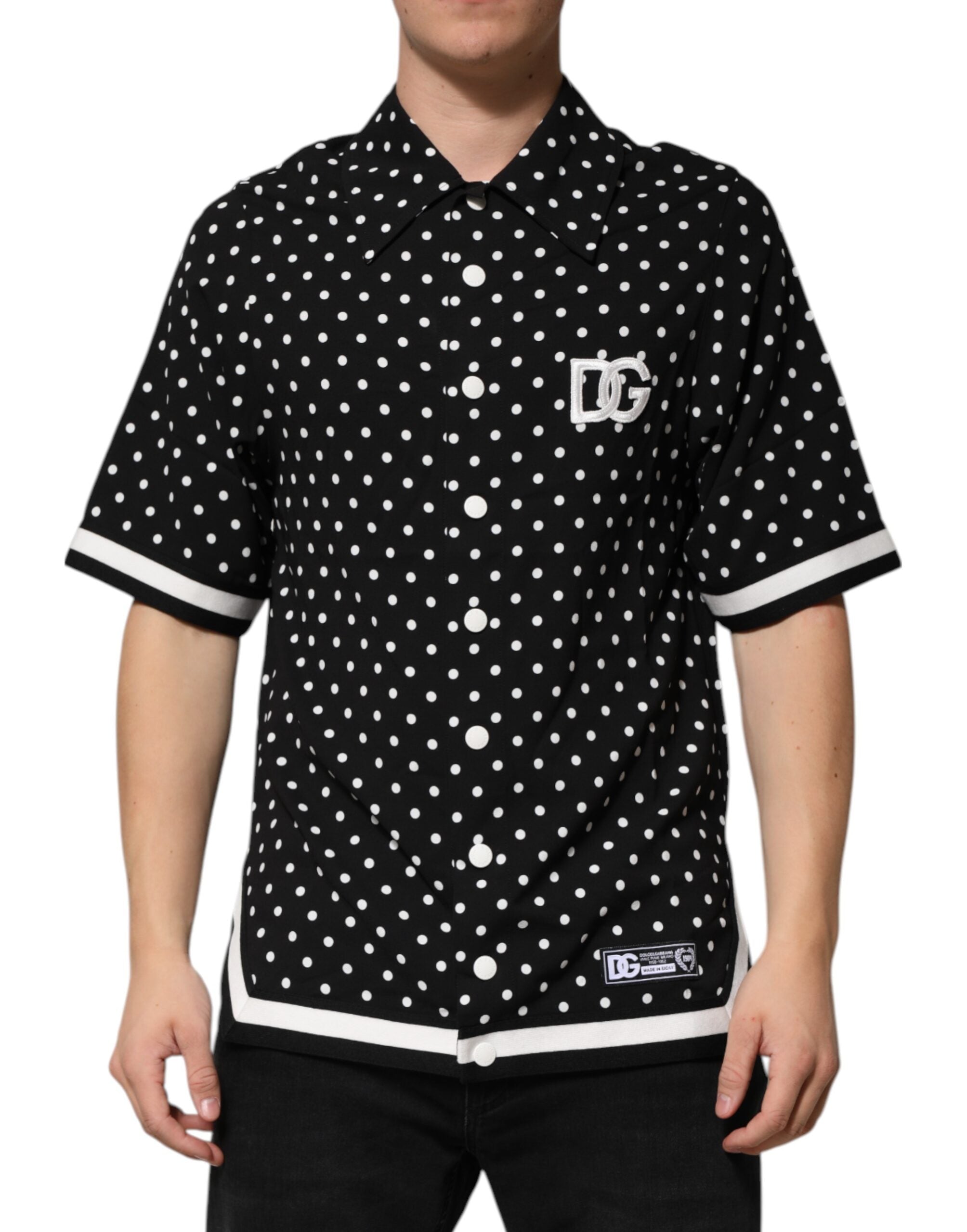 T-shirt polo à manches courtes à pois noirs de Dolce & Gabbana, col classique, style élégant et sophistiqué.