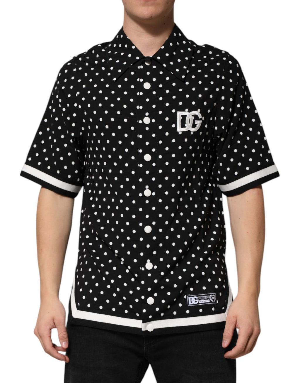 T-shirt polo noir à pois blancs Dolce & Gabbana avec col et manches courtes, vue de face.
