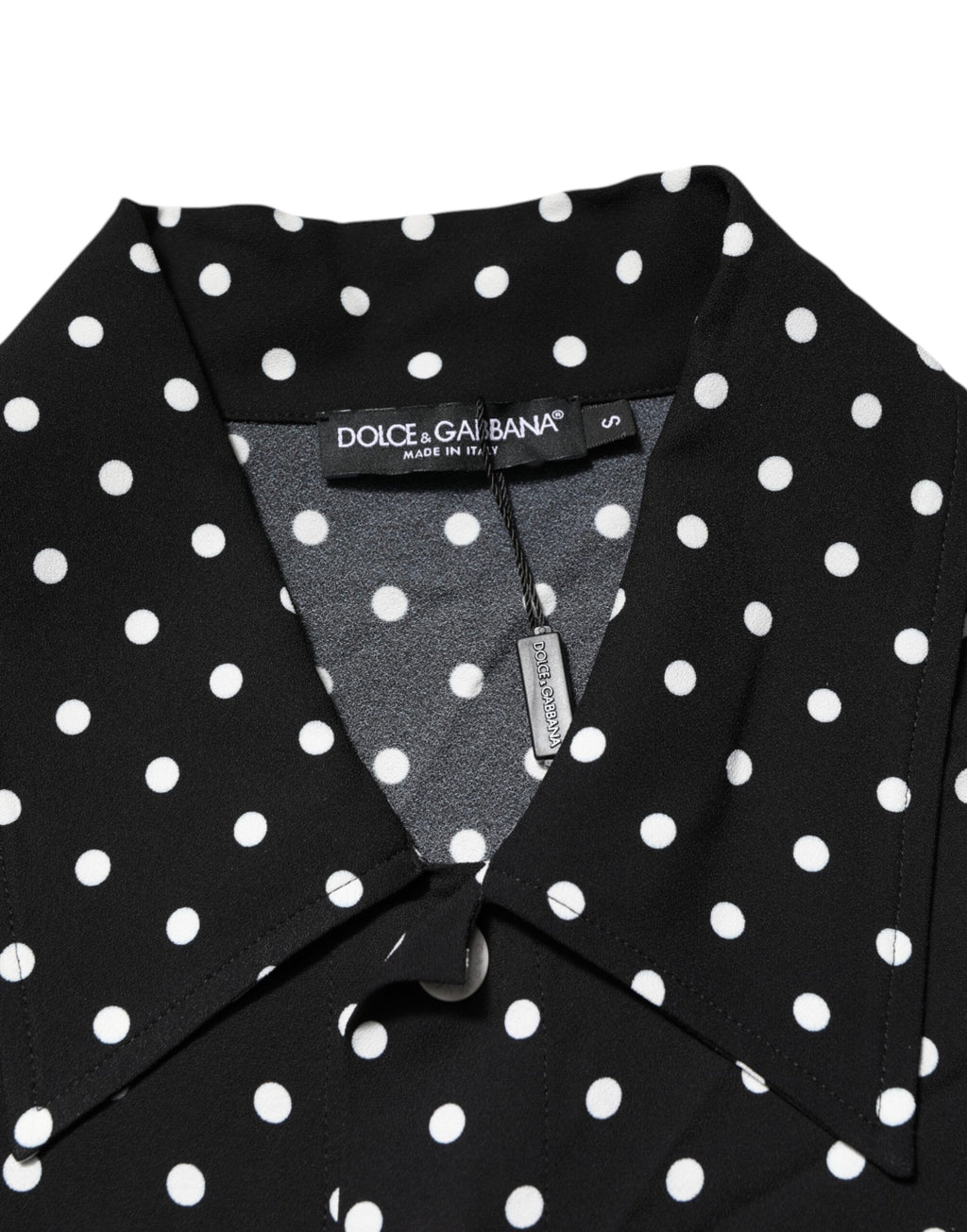 T-shirt polo Dolce & Gabbana à pois noirs, manches courtes et col, vêtement élégant en tissu léger.