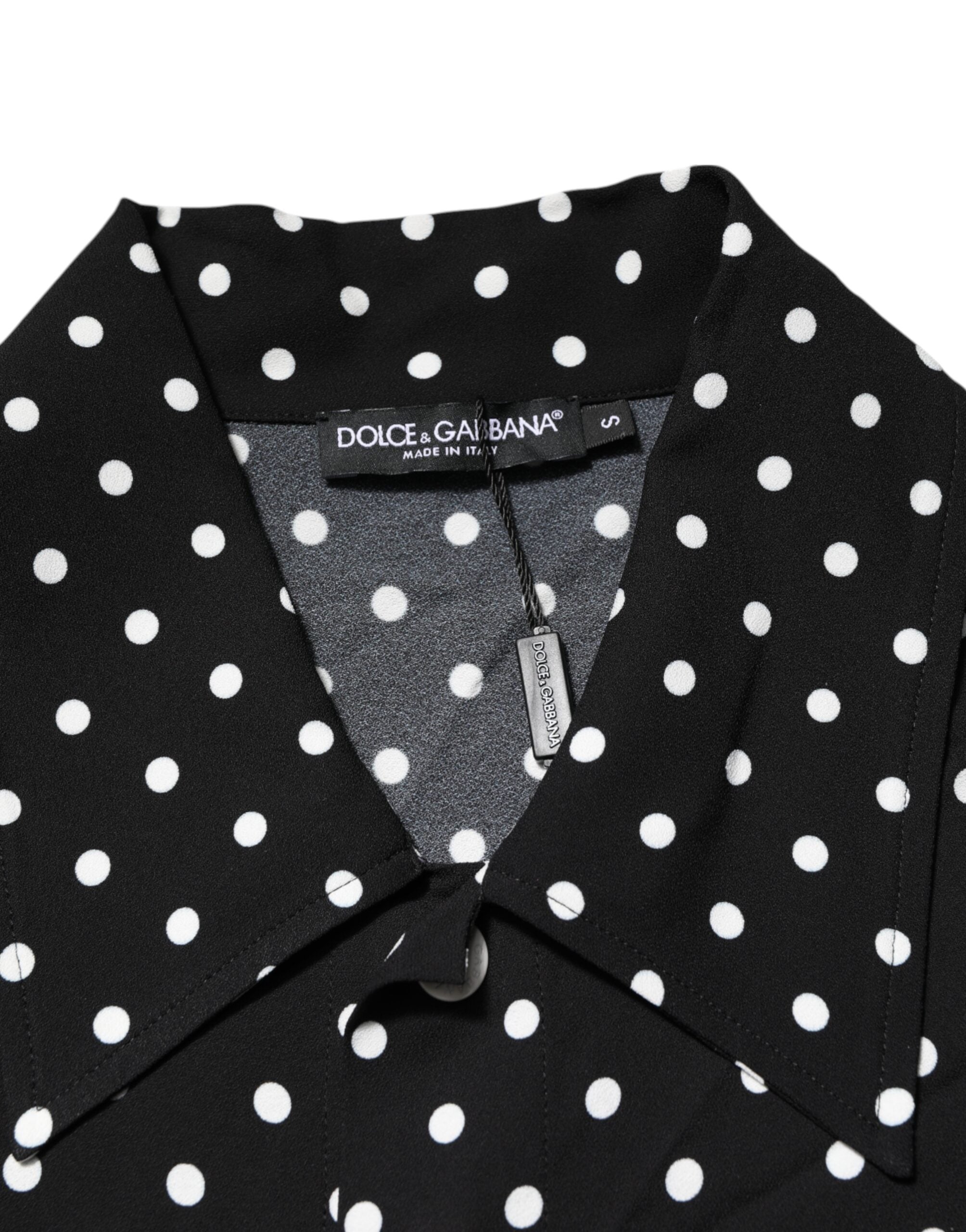 T-shirt polo Dolce & Gabbana à pois noirs, manches courtes et col, vêtement élégant en tissu léger.
