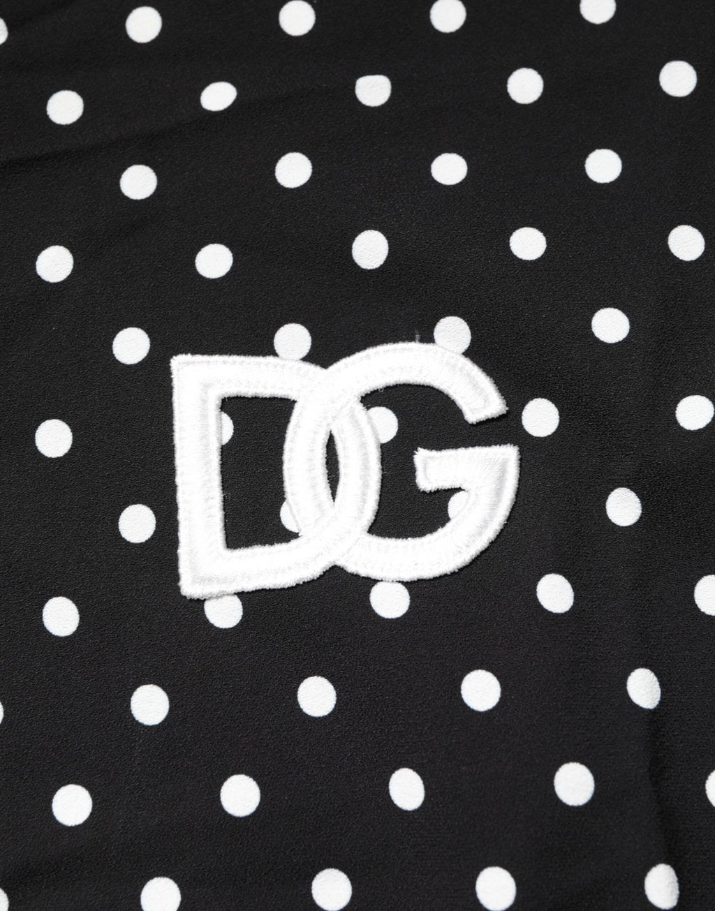 T-shirt polo à manches courtes Dolce & Gabbana noir à pois blancs, col classique, style élégant et décontracté.