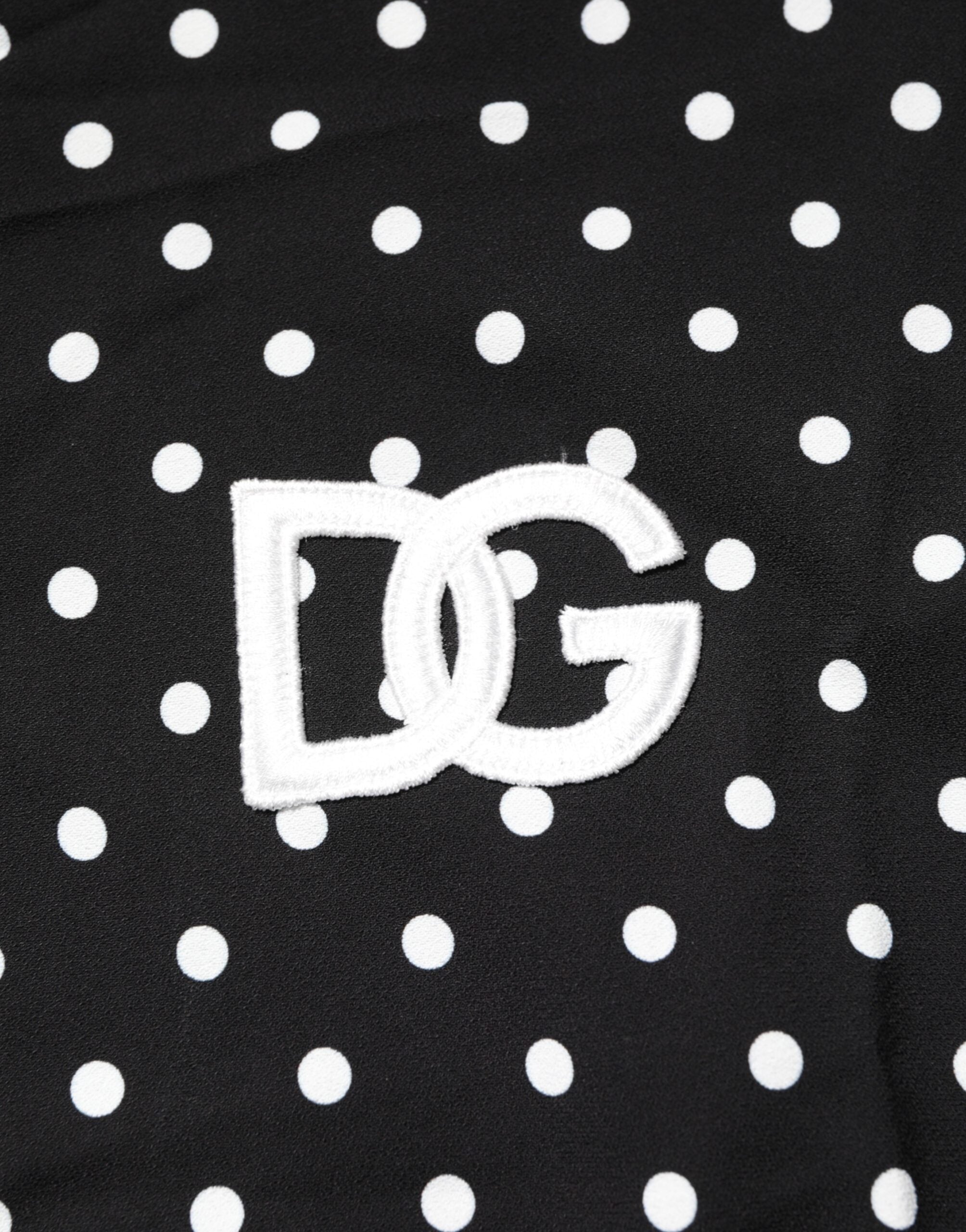 T-shirt polo à manches courtes Dolce & Gabbana noir à pois blancs, col classique, style élégant et décontracté.