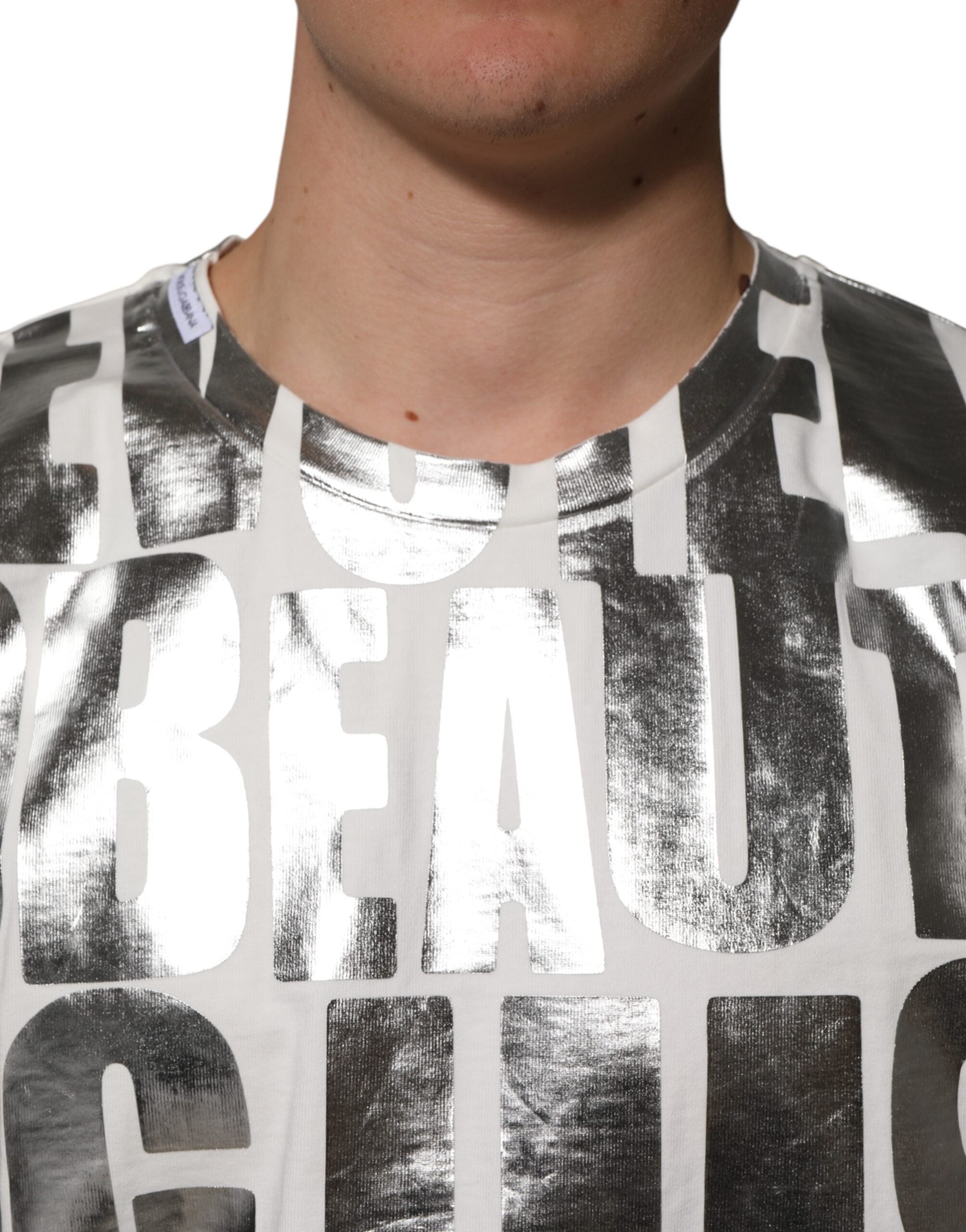 T-shirt blanc en coton Dolce & Gabbana avec slogan imprimé argenté métallique, style décontracté et tendance.