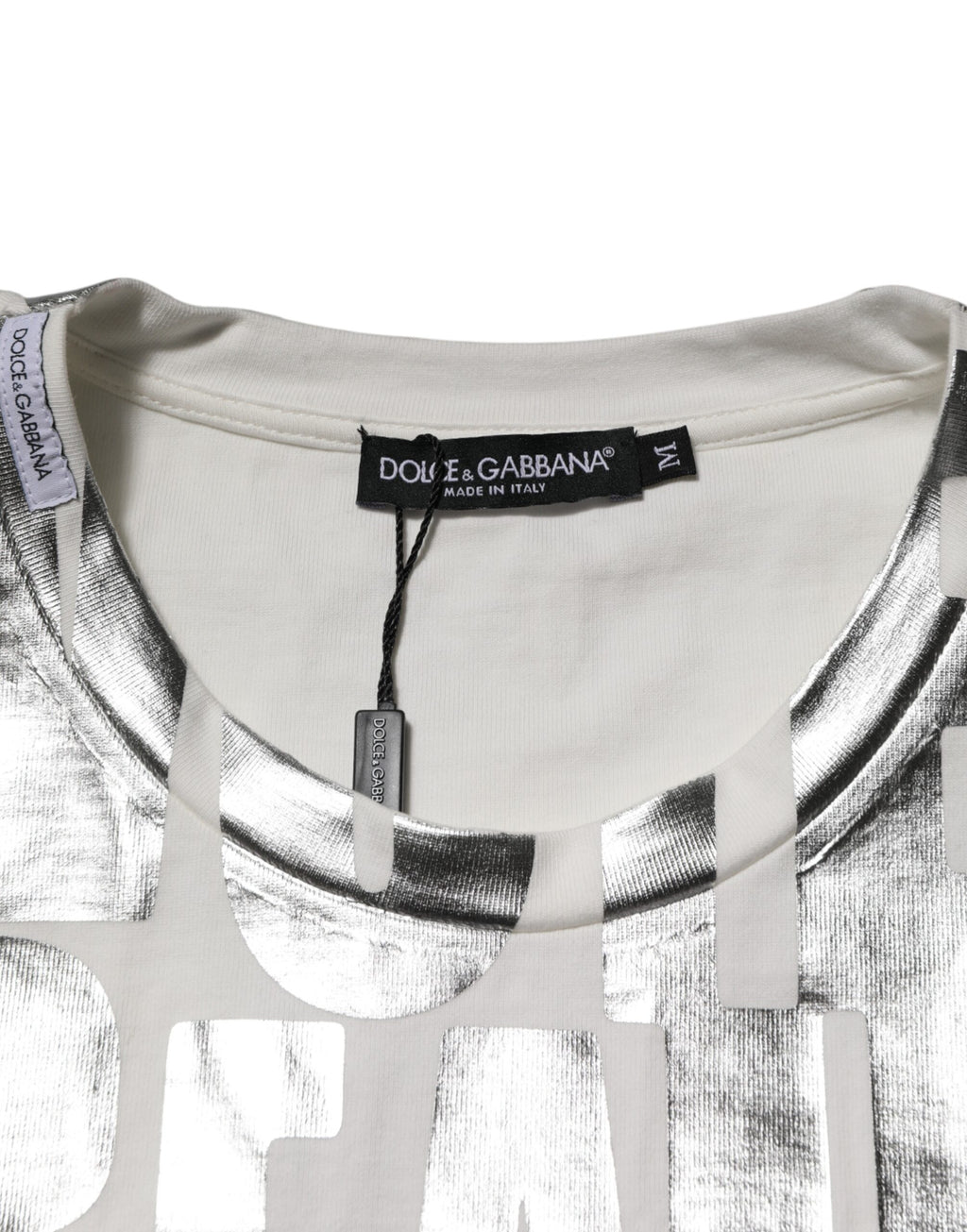 T-shirt blanc en coton Dolce & Gabbana avec slogan imprimé argent métallique, style tendance et confortable.