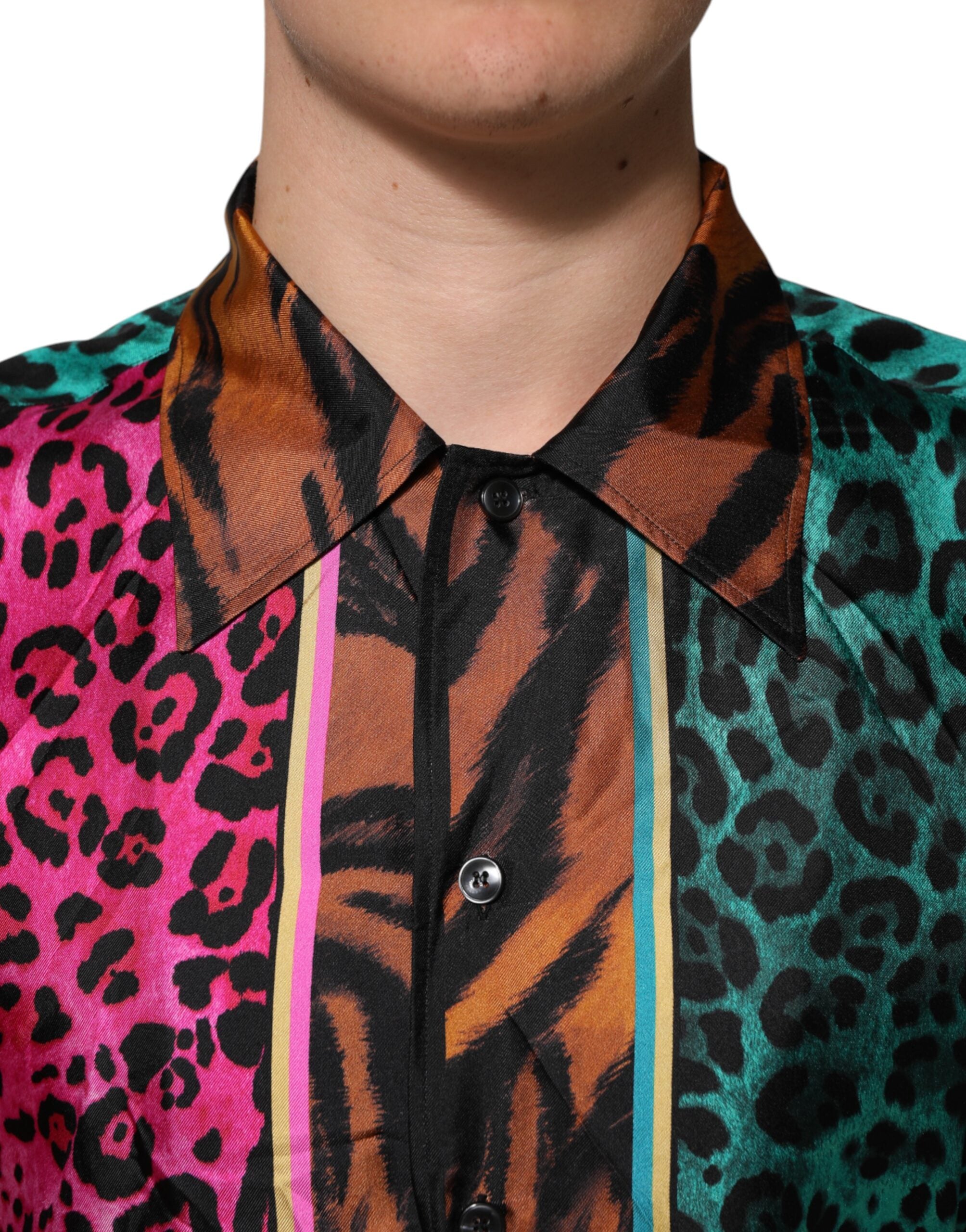 T-shirt hawaïen en soie multicolore avec motif tigre de Dolce & Gabbana, visible en gros plan.