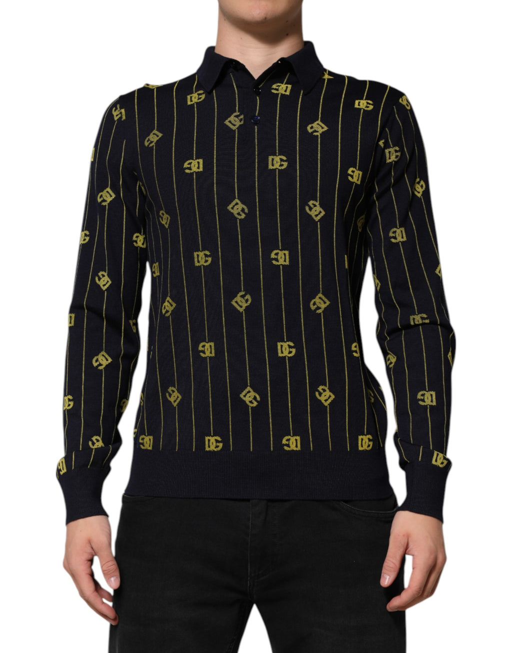 Polo en jacquard noir Dolce & Gabbana avec logo, pull en maille noir, détail de la chemise élégante et sophistiquée.