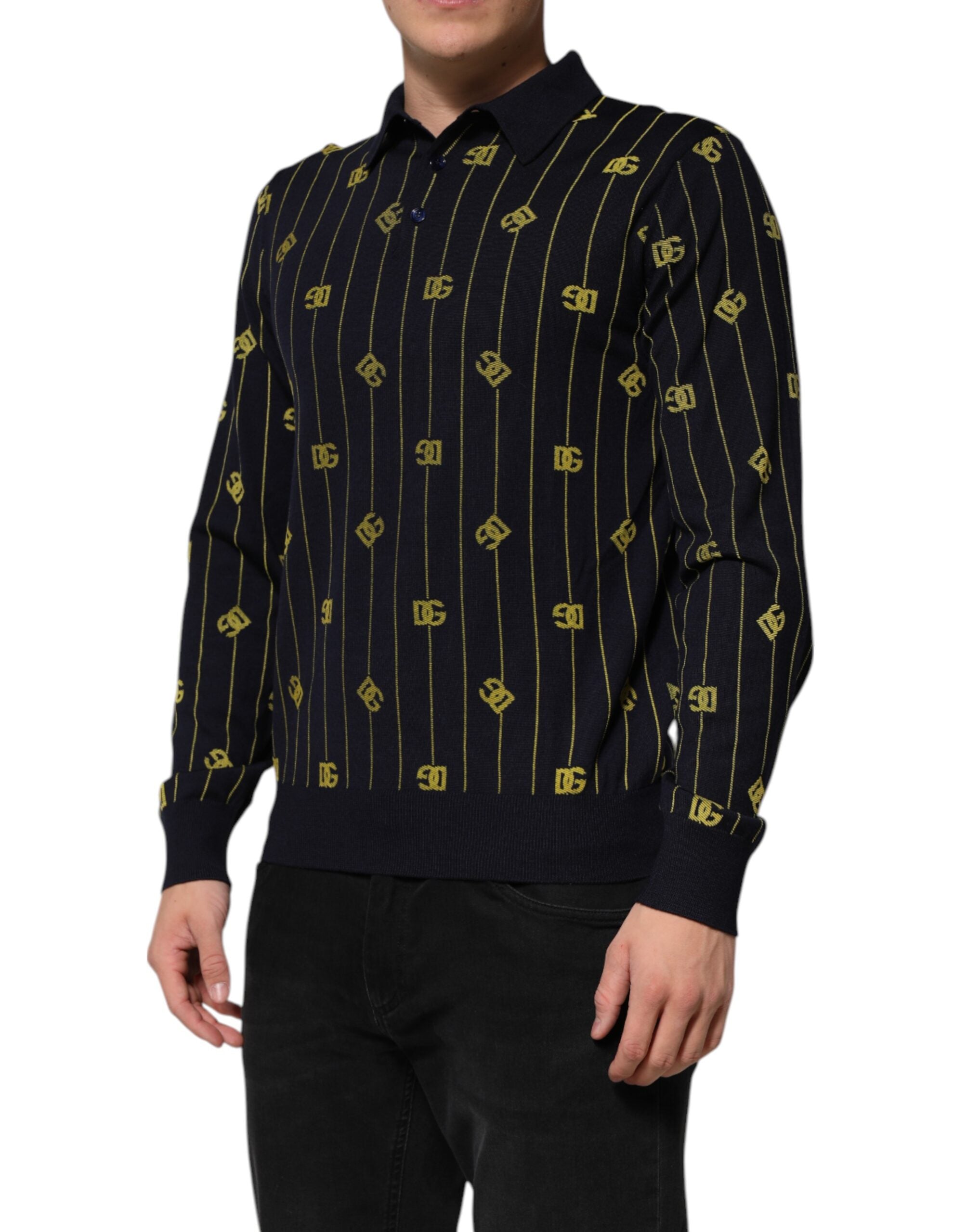 Polo en jacquard noir Dolce & Gabbana avec logo, confection en maille, col classique, vue de face sur fond blanc.