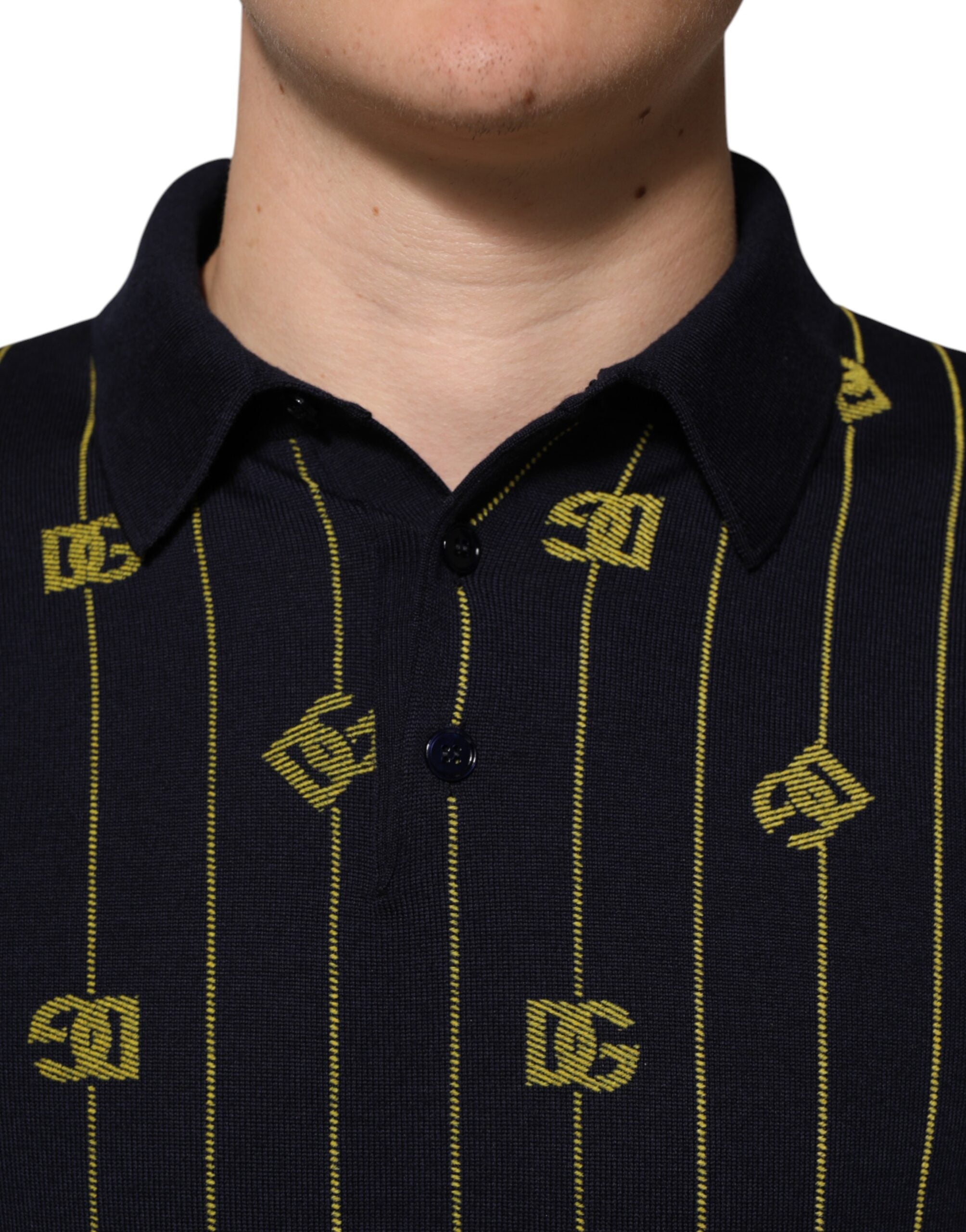 Polo en jacquard noir Dolce & Gabbana avec logo, tissu tricoté, col classique, pour homme.