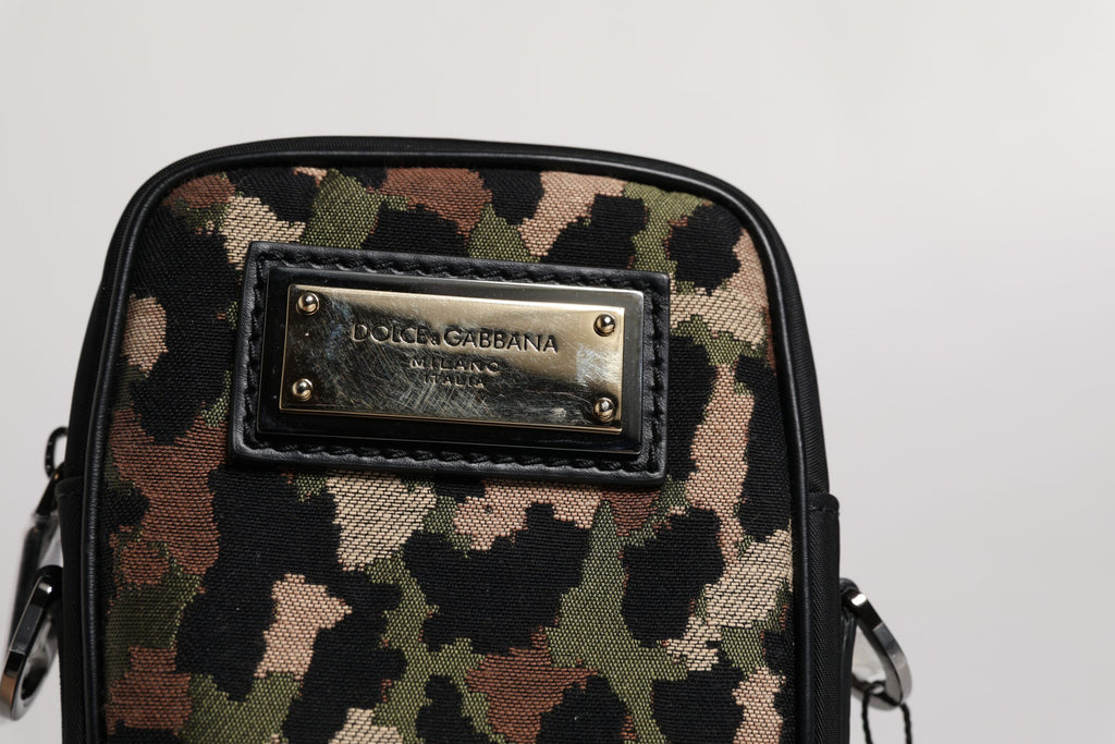 Sac à bandoulière Dolce & Gabbana en jacquard multicolore avec motif léopard et plaque logo, porté sur l'épaule.