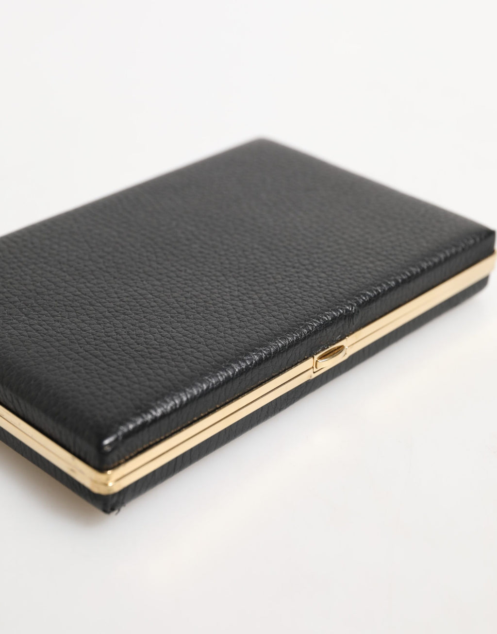 Sac clutch en cuir noir Dolce & Gabbana avec cadre doré, idéal pour soirée et événements élégants.