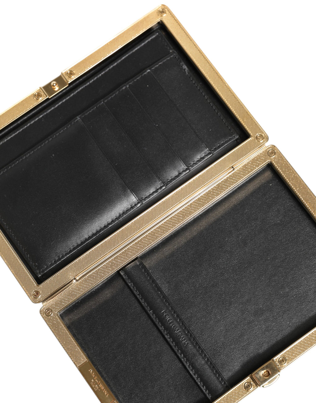 Sac pochette noir en cuir Dolce & Gabbana avec cadre doré, idéal pour soirée ou événement élégant.