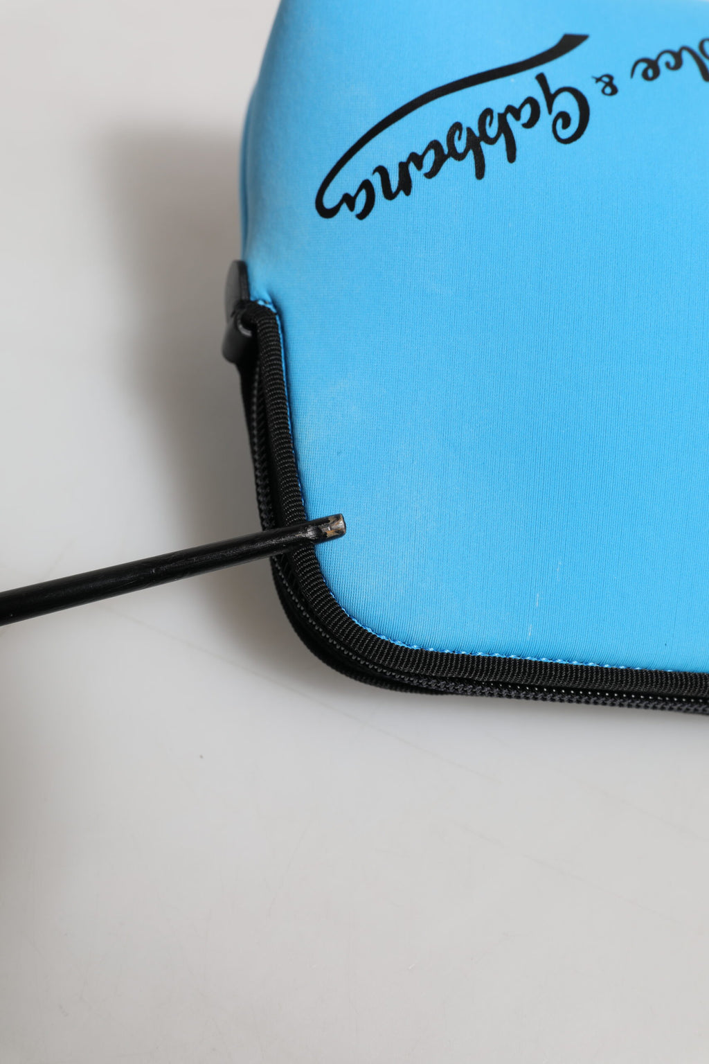 Pochette Dolce & Gabbana en nylon bleu avec logo DG, fermeture éclair, compacte et élégante pour accessoires.