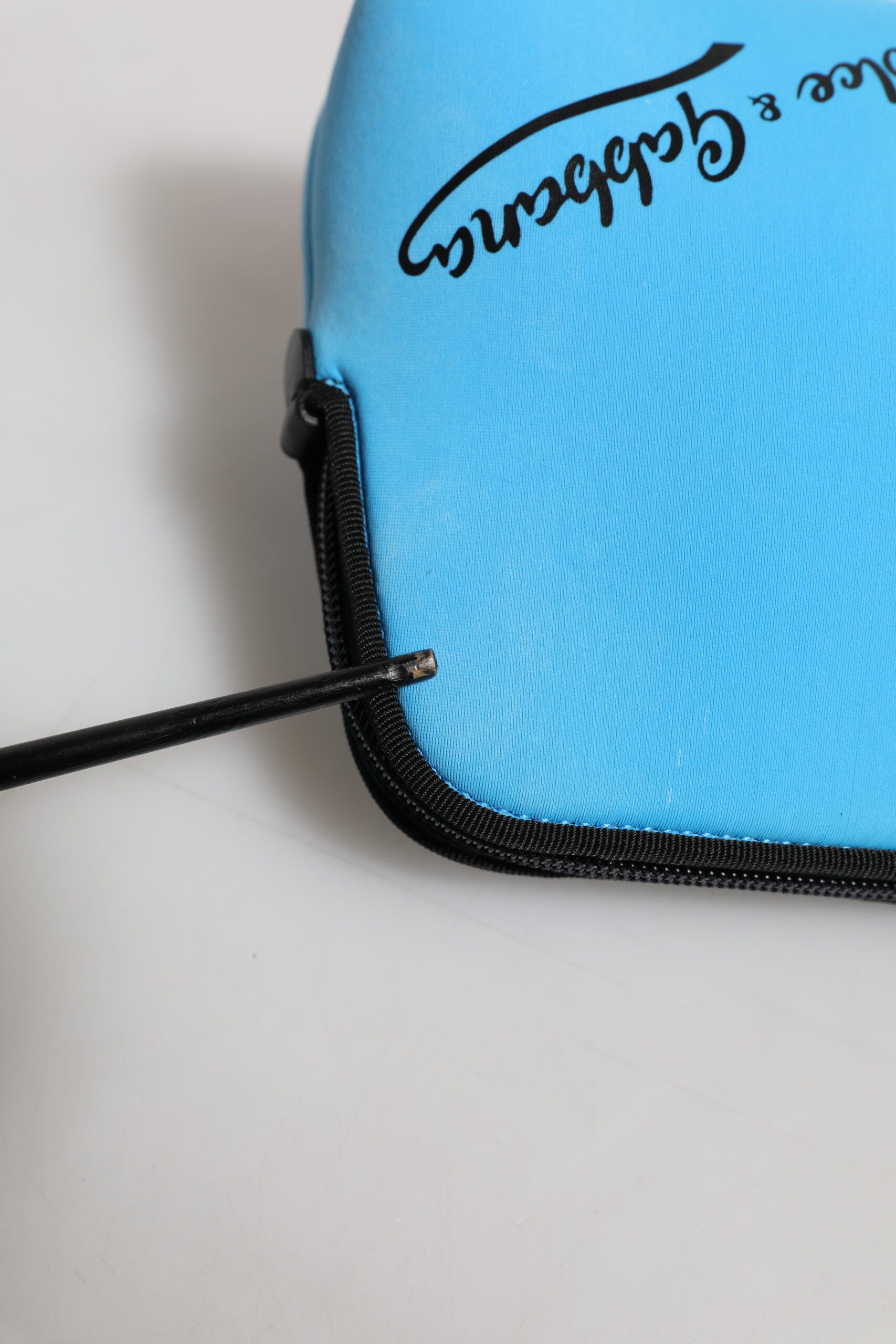 Pochette Dolce & Gabbana en nylon bleu avec logo DG, fermeture éclair, compacte et élégante pour accessoires.
