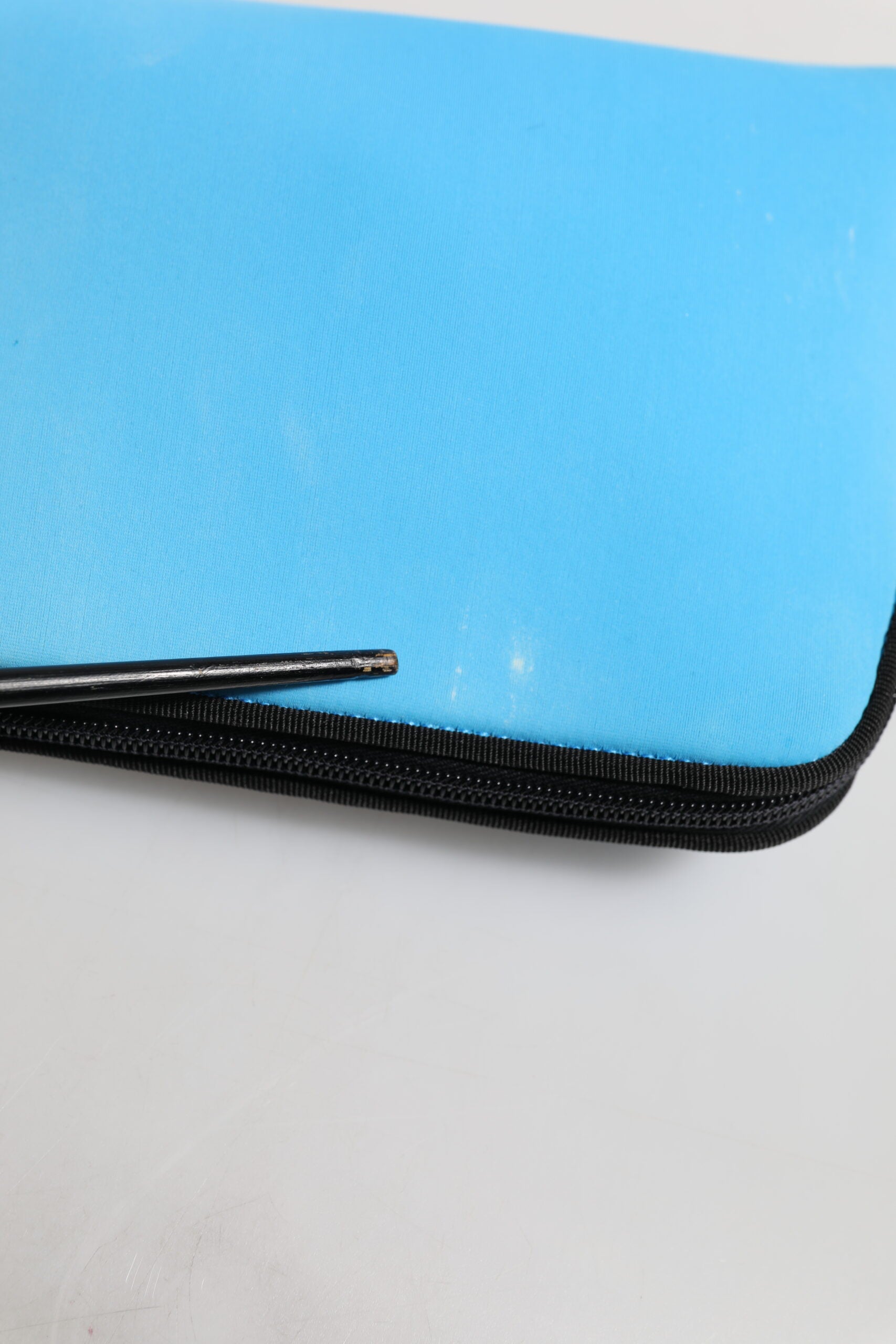 Pochette en nylon bleu Dolce & Gabbana avec logo DG imprimé, fermeture éclair et design élégant pour accessoires.