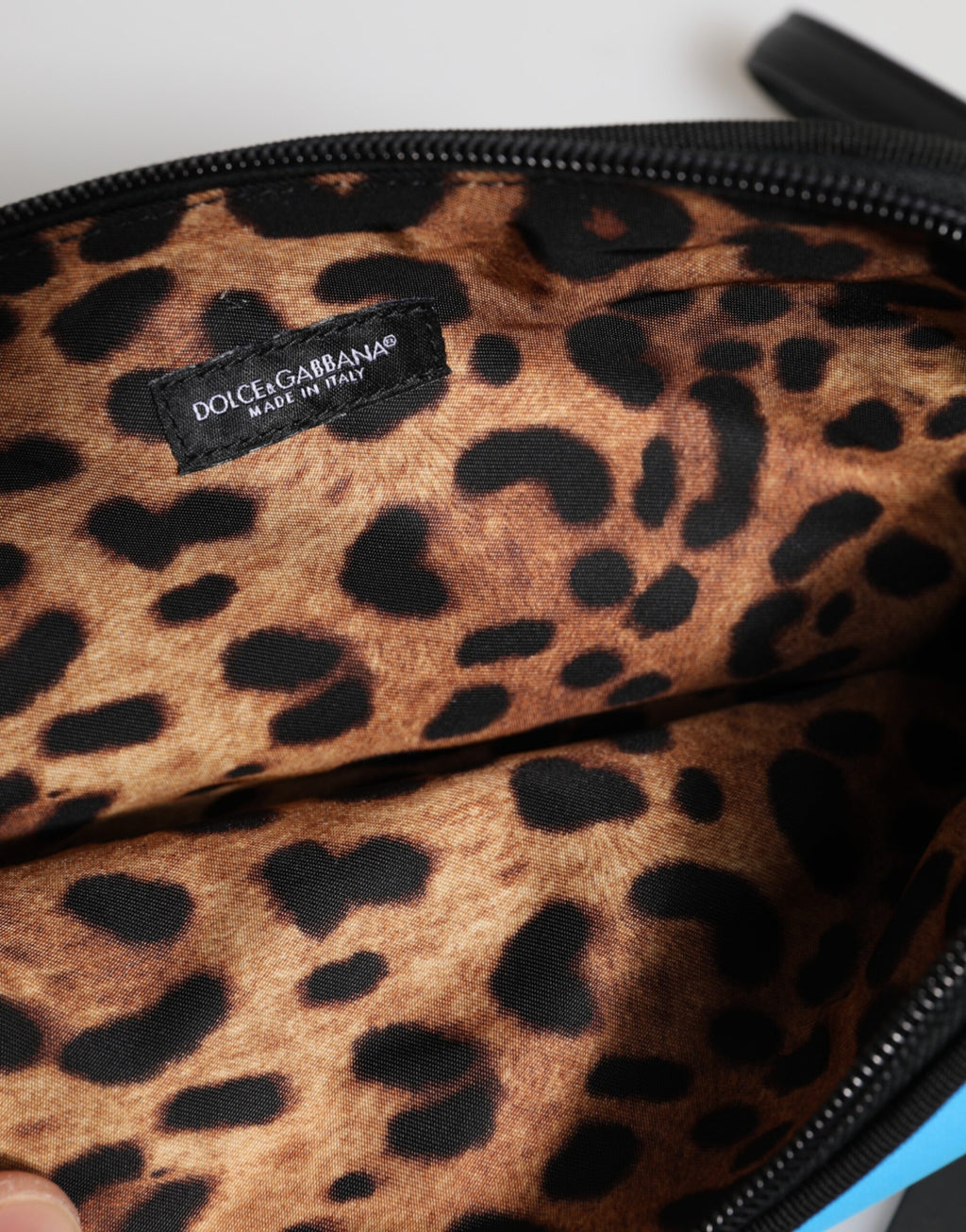 Pochette en nylon bleu Dolce & Gabbana avec logo DG imprimé, fermeture éclair et design élégant.